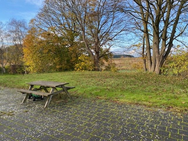 Flot højloftet lejlighed i landlige omgivelser