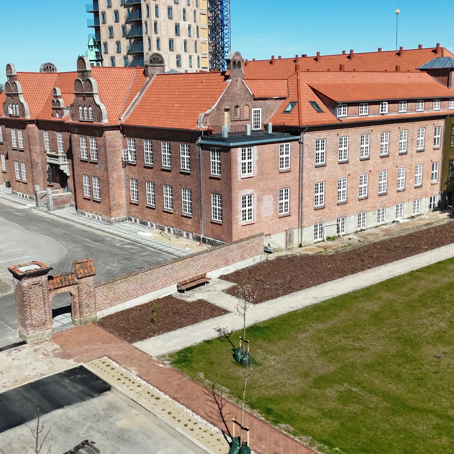Velkommen til Lejerbos ny afdeling i hjertet af Herning. Her omdannes den historiske sygehusbygning til 126 moderne almene boliger, hvor vi bevarer by, photo 1