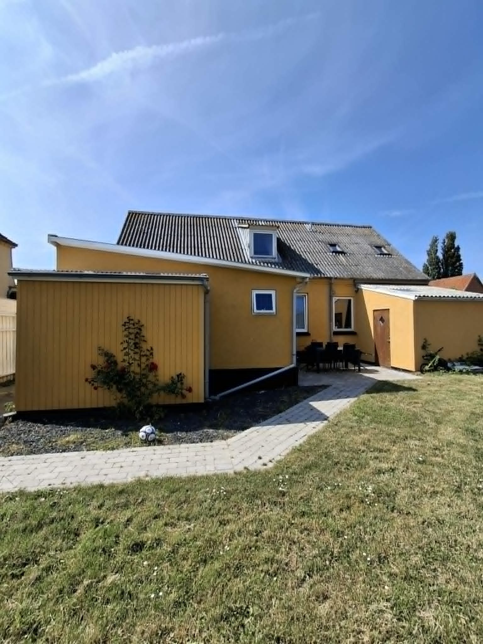 Lys og nyistandsat 5-værelses stuelejlighed på 124 m2 med have & skur