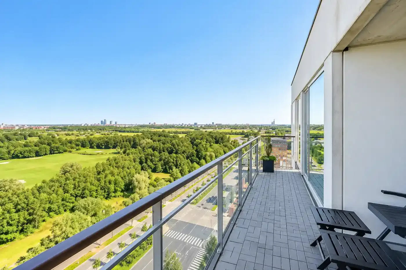 Lys hjørnepenthouse med to altaner og udsigt over Amager
