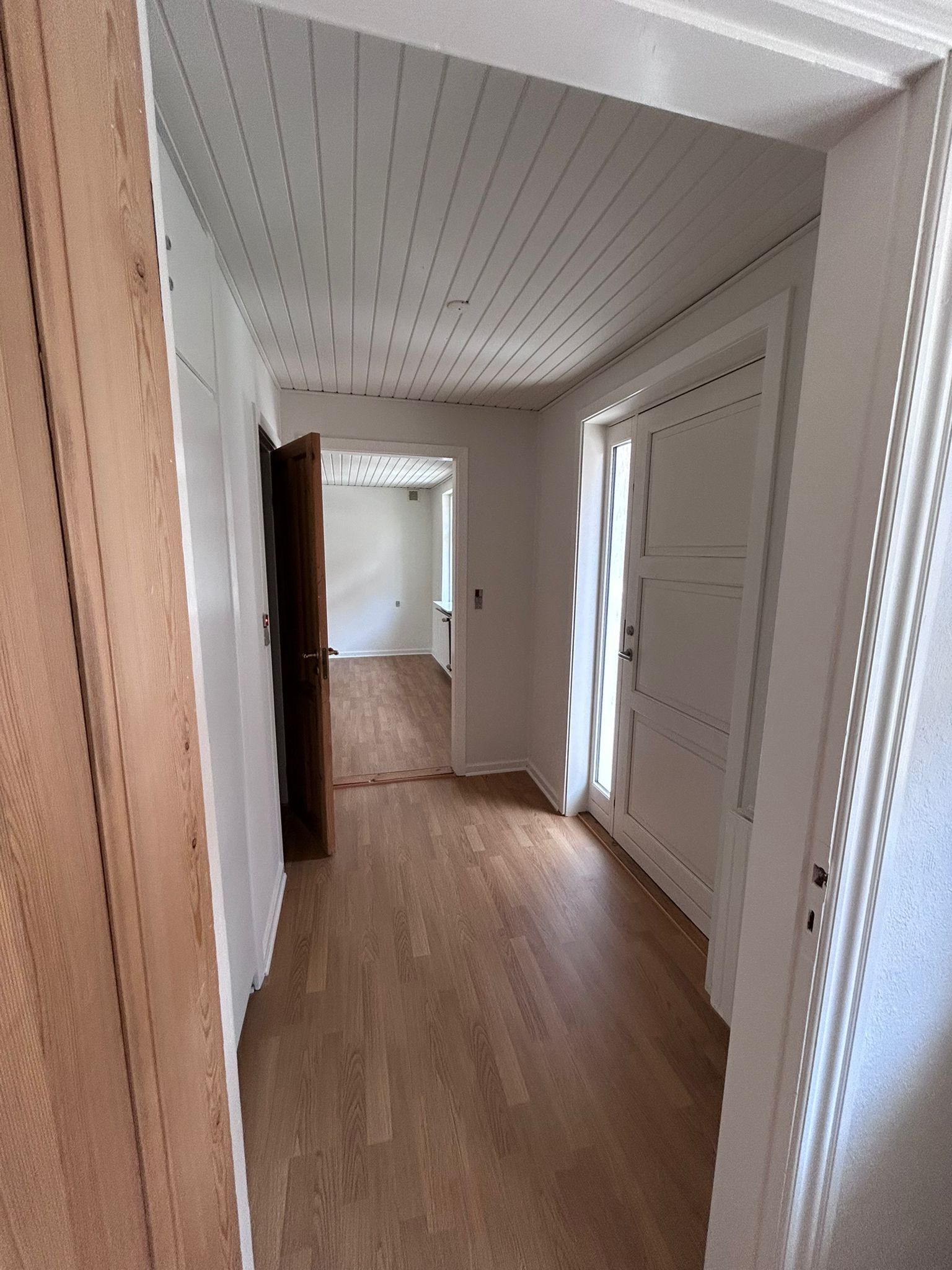 Byhus med lukket have og carport