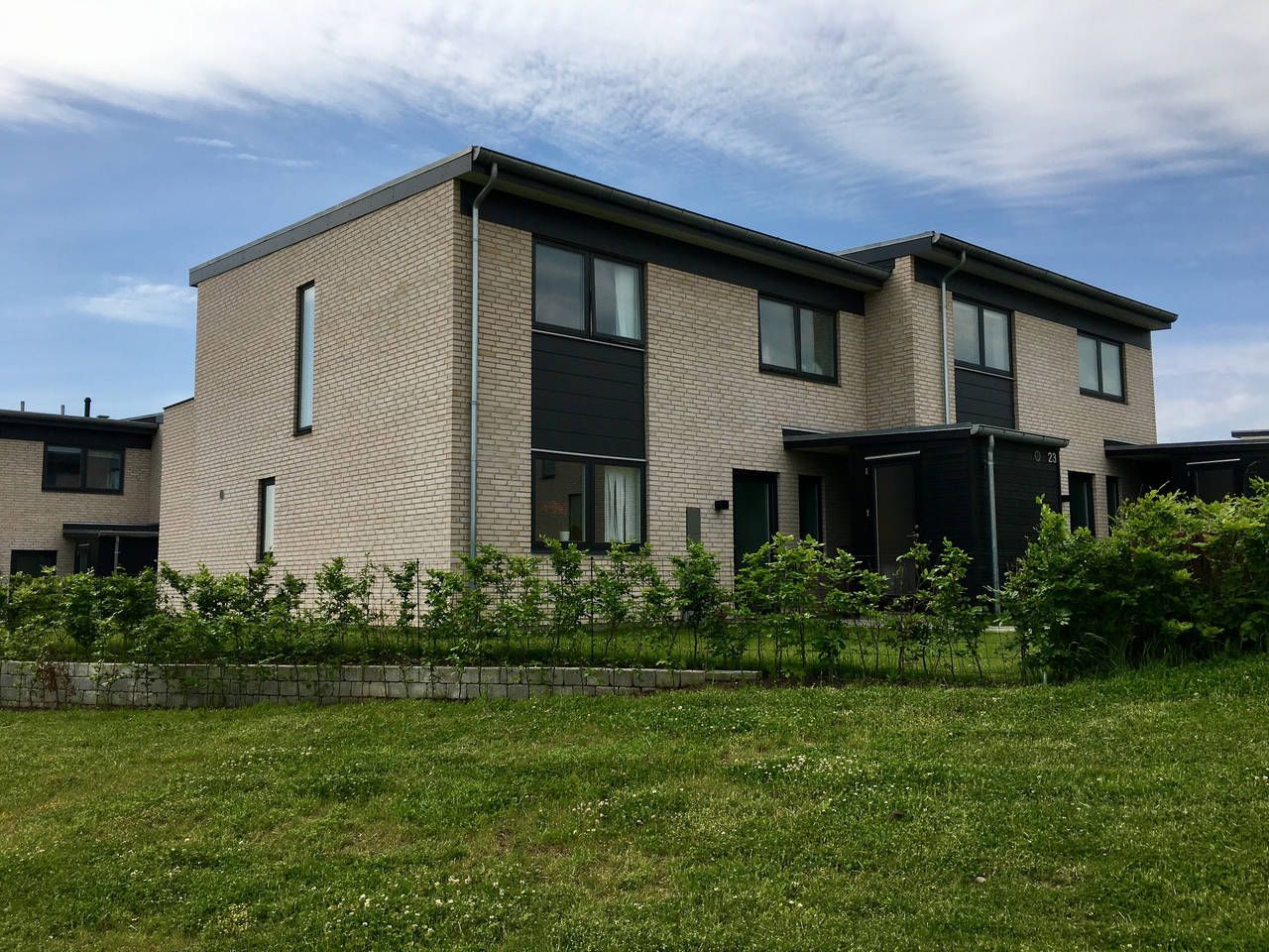 Well-located modern house with lake view close to S-trains