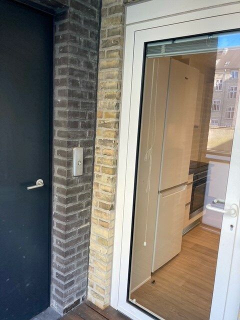 Lys 2-værelses på 78 m2 med sydvendt altan, elevator og parkering – kig til vandet