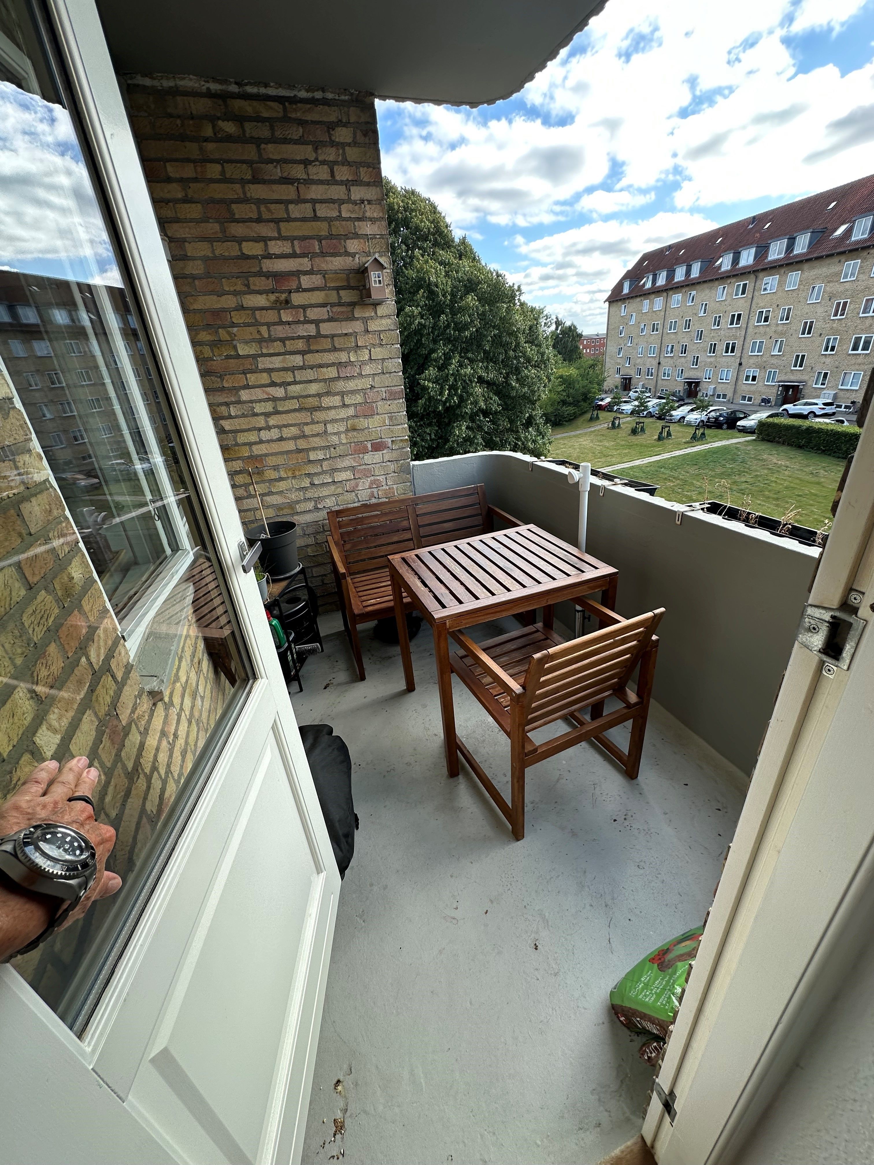 Super dejlig 2.5 værelses 66 m2. Renoveret. Altan. Hammershusvej, 1. km til Uni.