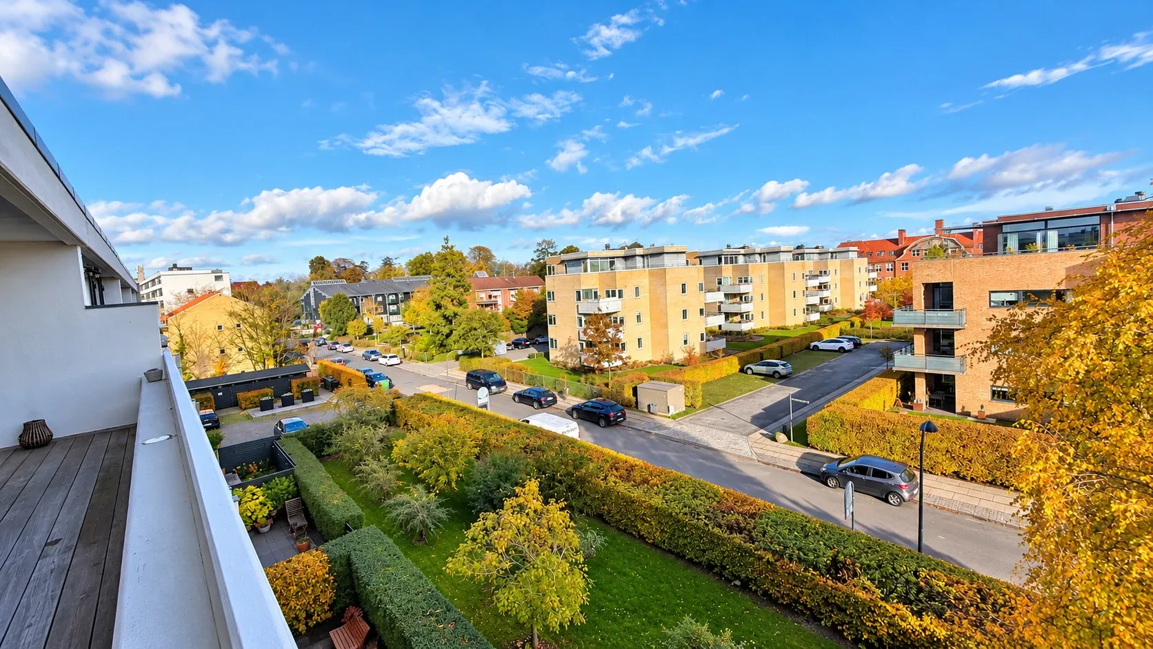 Lys møbleret lejlighed med altan i Charlottenlund