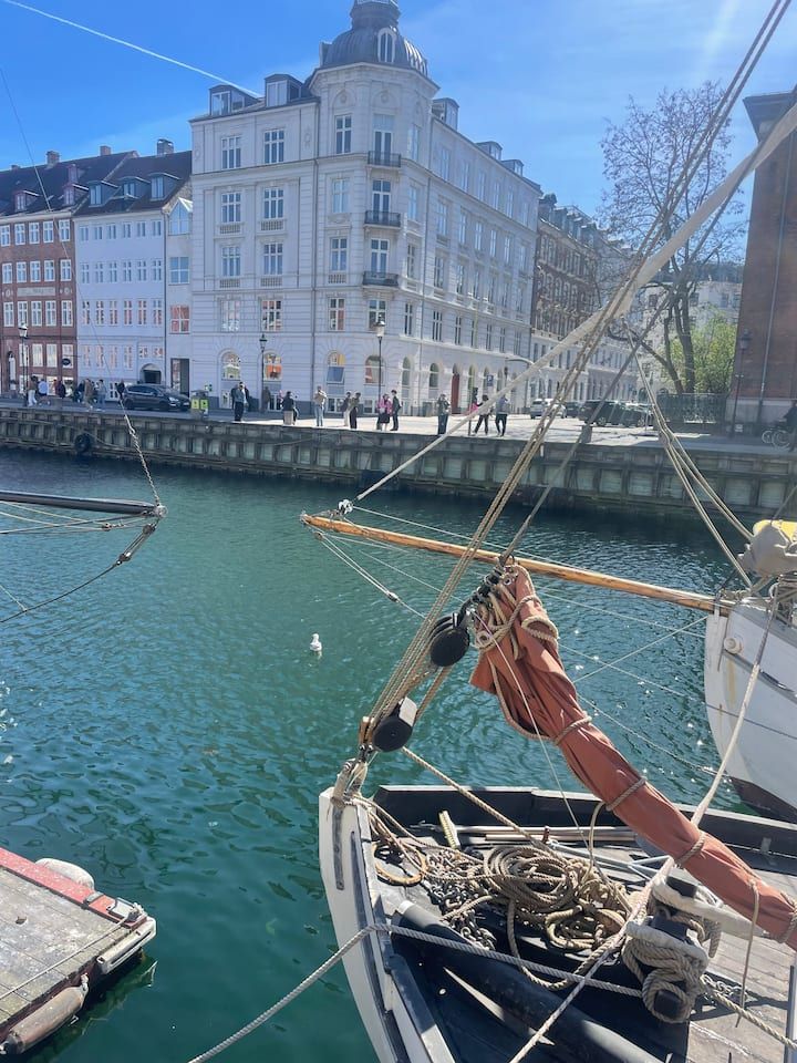 Fully furnished and fully equipped 3 rooms appartment Exclusive in Nyhavn- Depositum 10.000 DKK only
