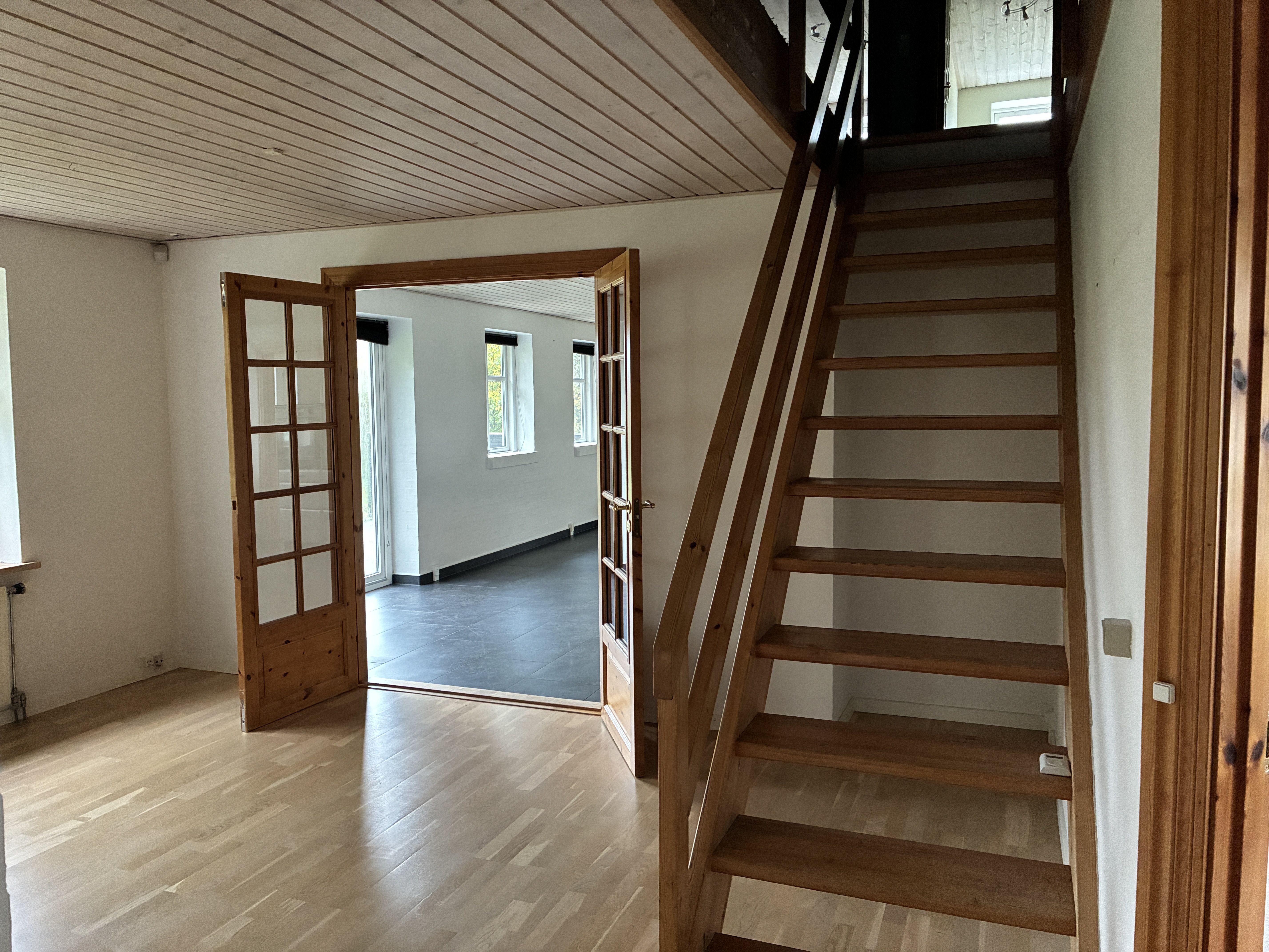 Rummeligt hus på landet med 6 værelser og stor have
