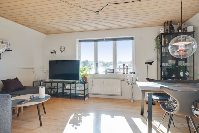 Rummelig lejlighed med god beliggenhed/udsigt