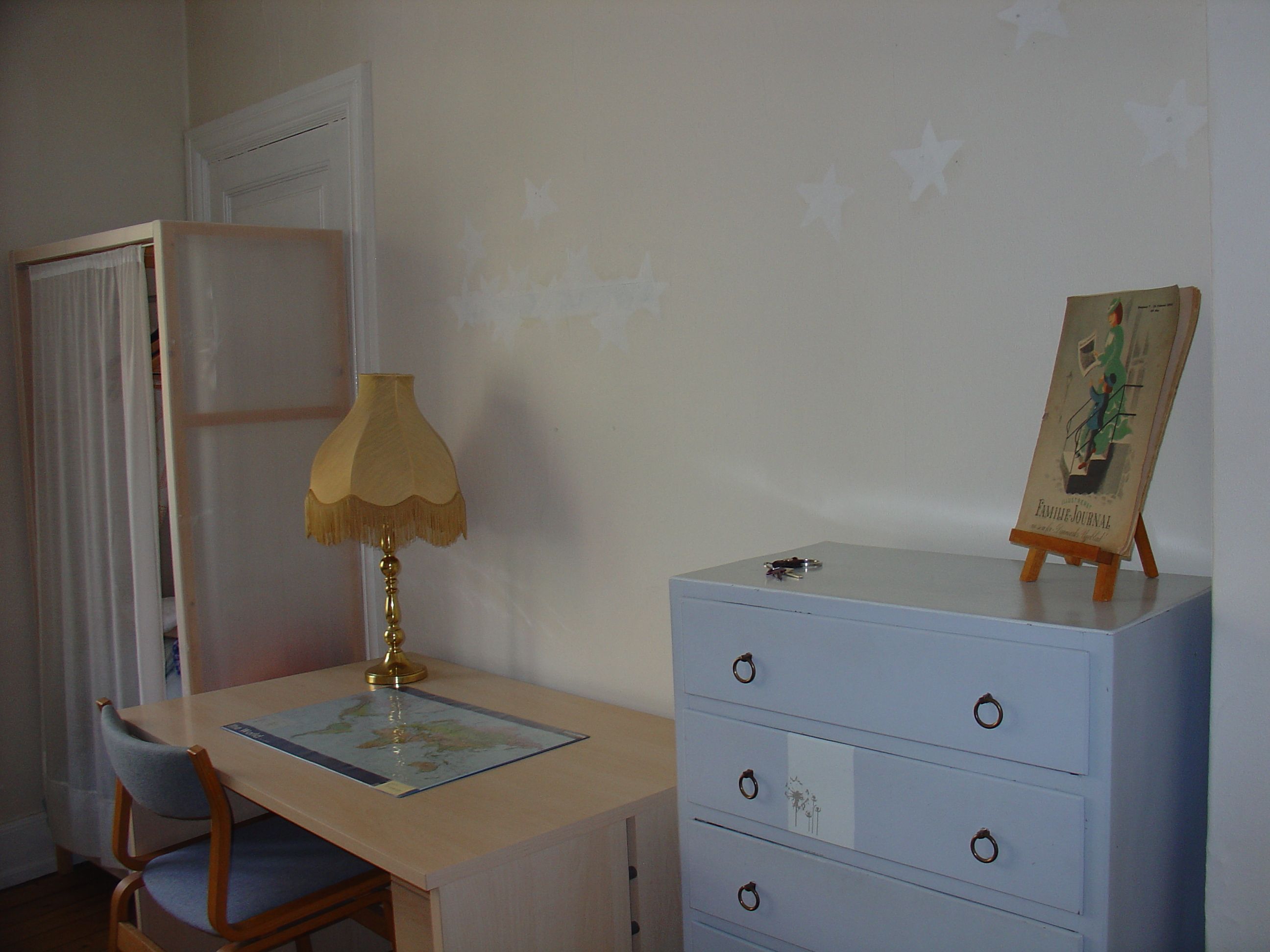 Brigthy, quiet and cozy furnished room/Lyst, roligt og hyggeligt møbleret værelse