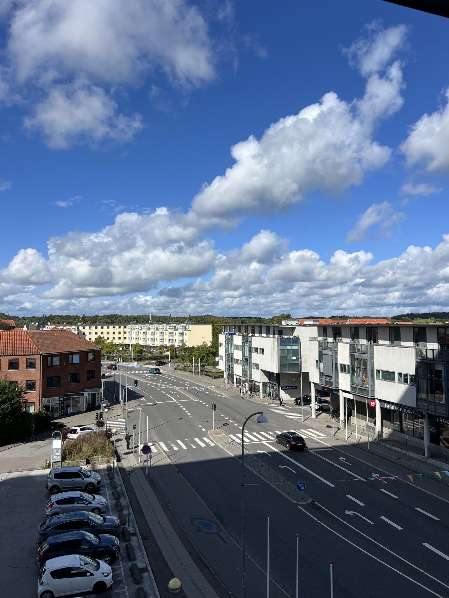 Nyistandsat & fuldt møbleret 2-værelses med altan og flot udsigt, photo 2