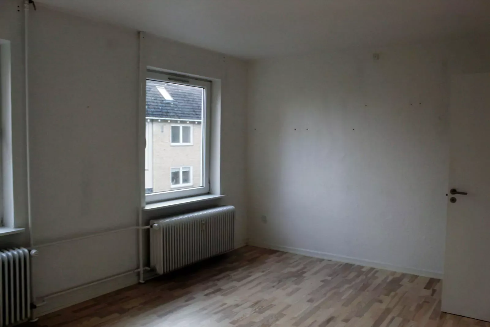 Lys 2-værelses på 64 m2 med moderne, hvidt køkken og opvaskemaskine