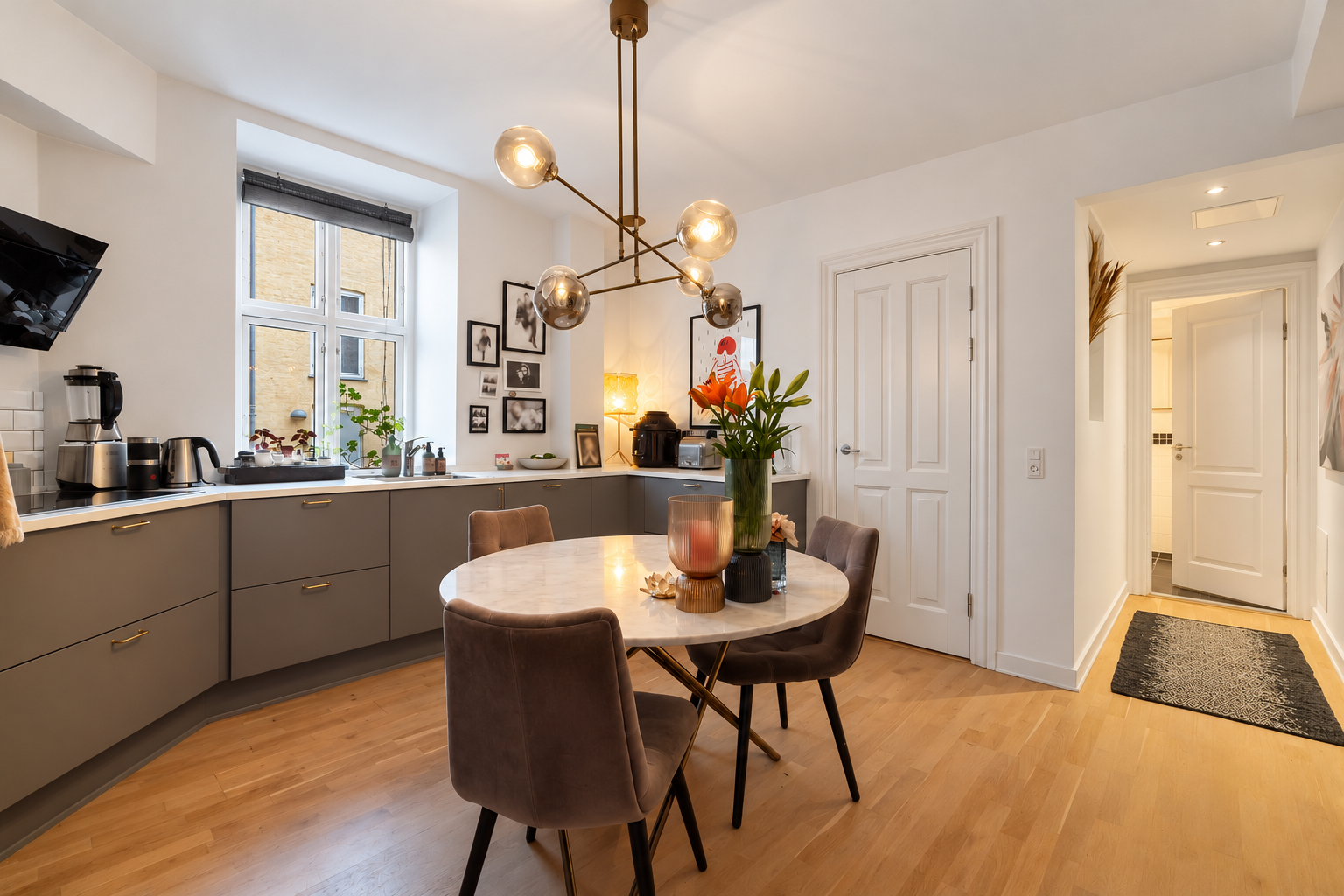 Skøn og rummelig lejlighed med direkte adgang til en fantastisk gårdhave – midt i København K