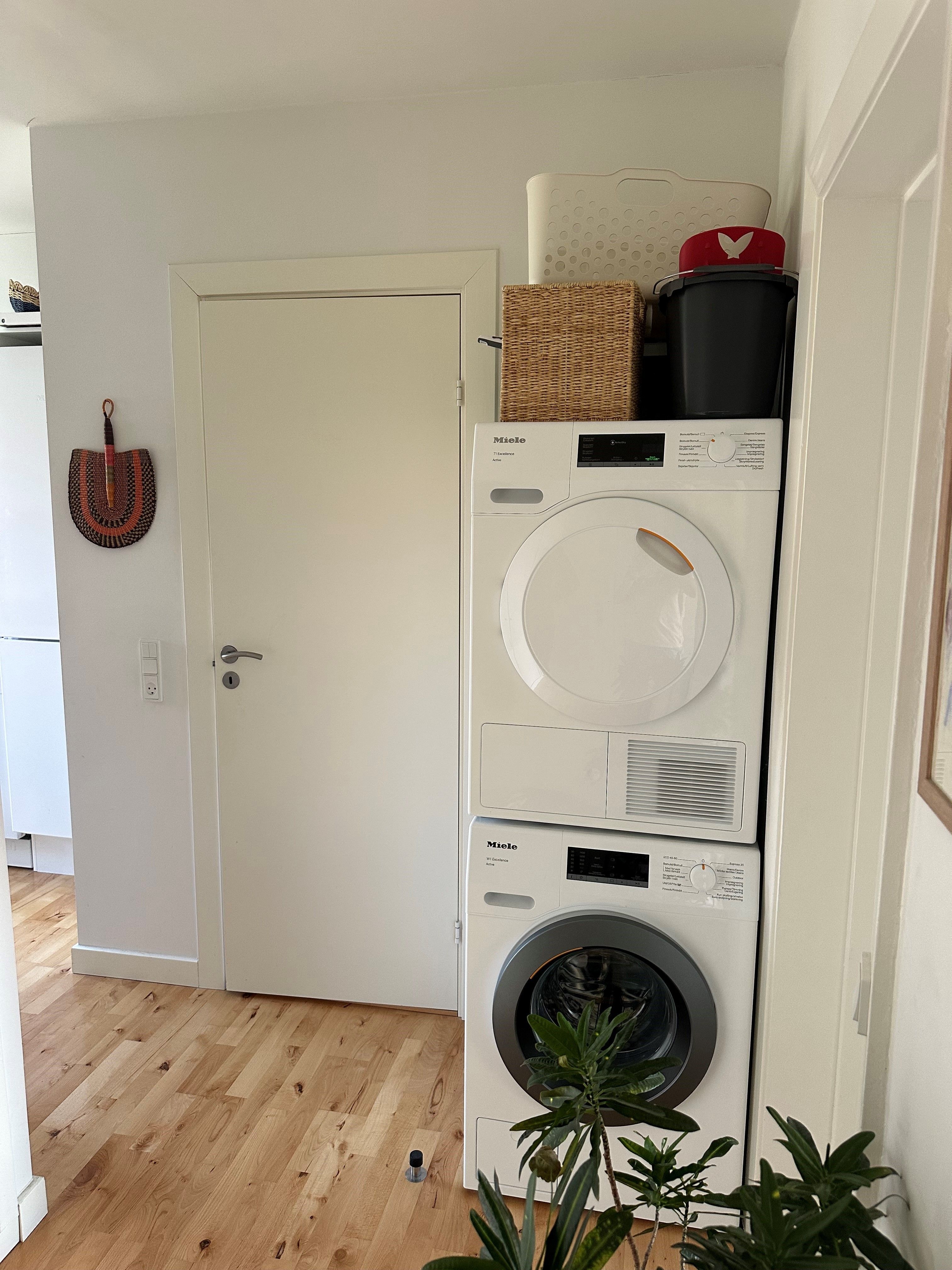 Super dejlig 2.5 værelses 66 m2. Renoveret. Altan. Hammershusvej, 1. km til Uni.