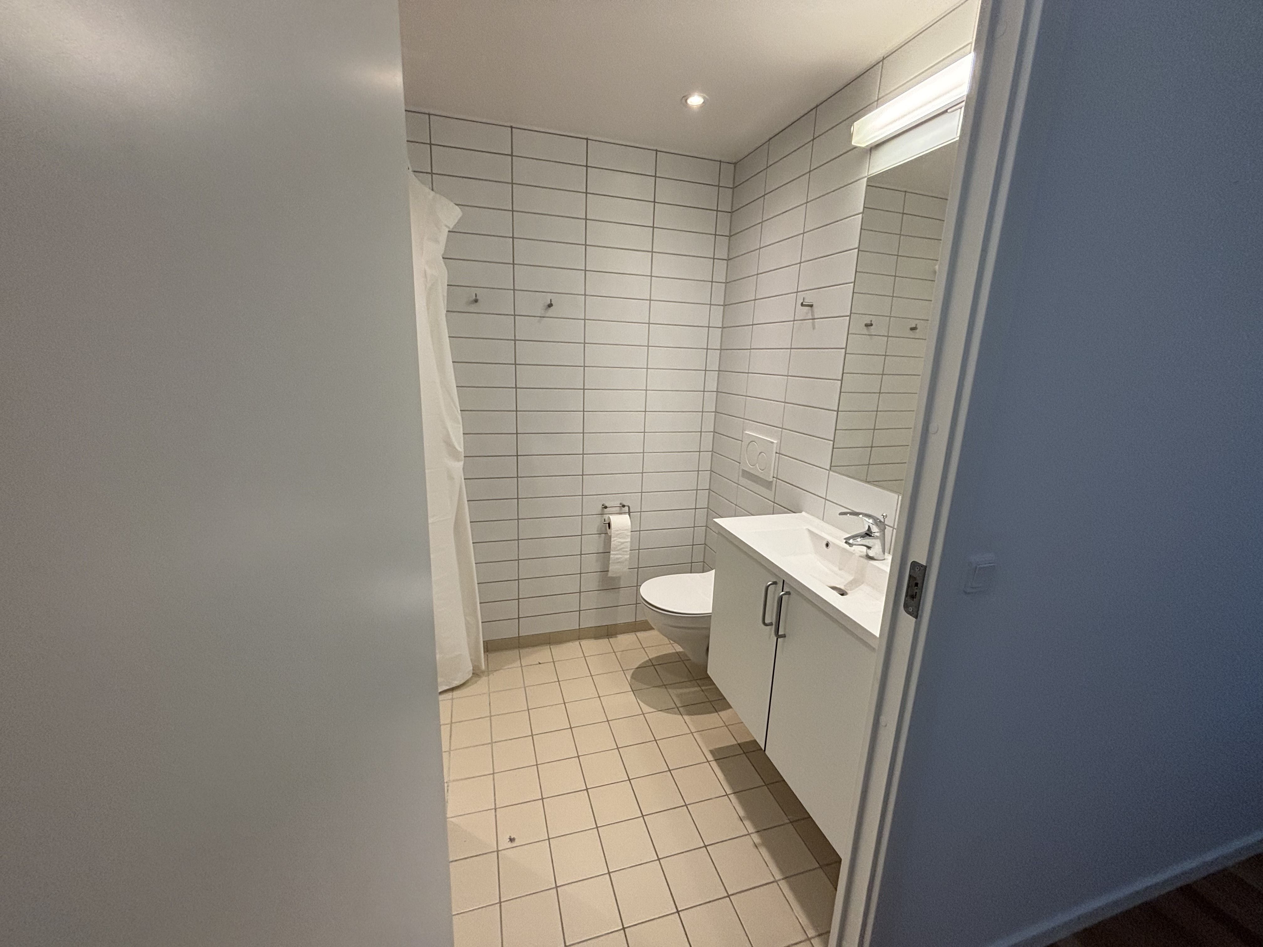 Dejlig lys 2-værelses lejlighed i nyere bygning centralt i NV