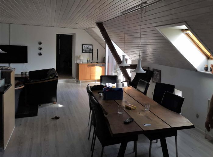 Stor og charmerende 7-værelses lejlighed med terrasse og vandudsigt