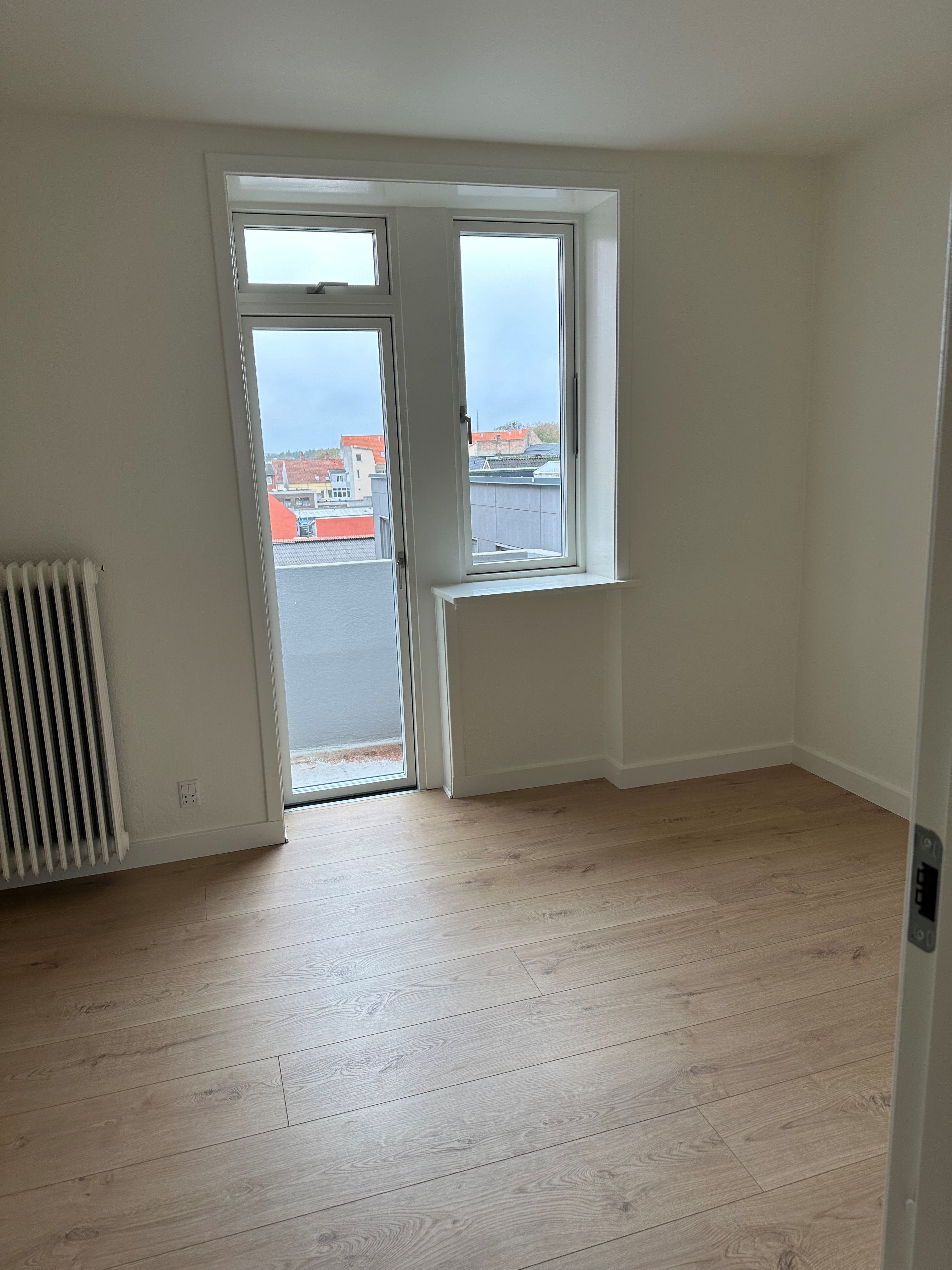 Total renoveret lækker lejlighed 96 m2 3 værelses. Altan og terrasse