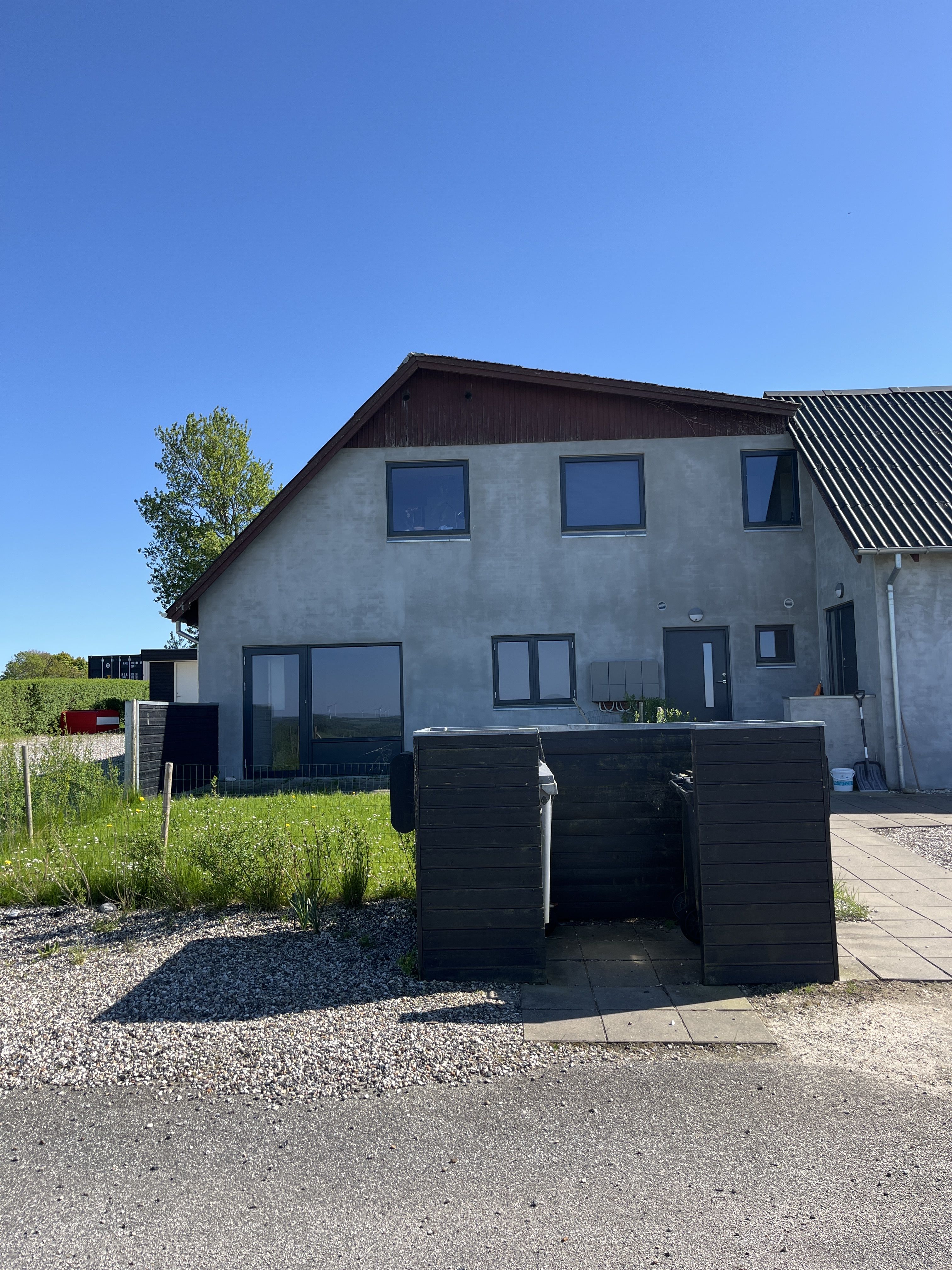 Nyere lys lejlighed med flot udsigt over Bjerregrav mose/dal