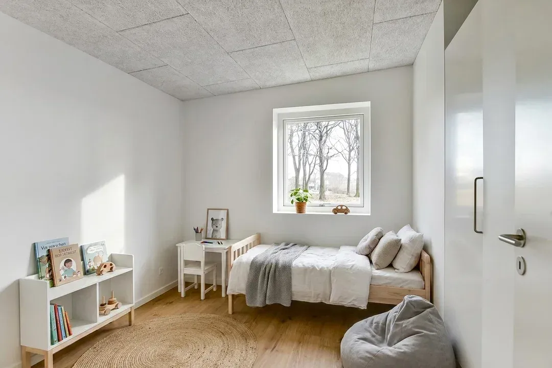 Lyst 4-værelses rækkehus med carport og overdækket terrasse - husdyr tilladt.