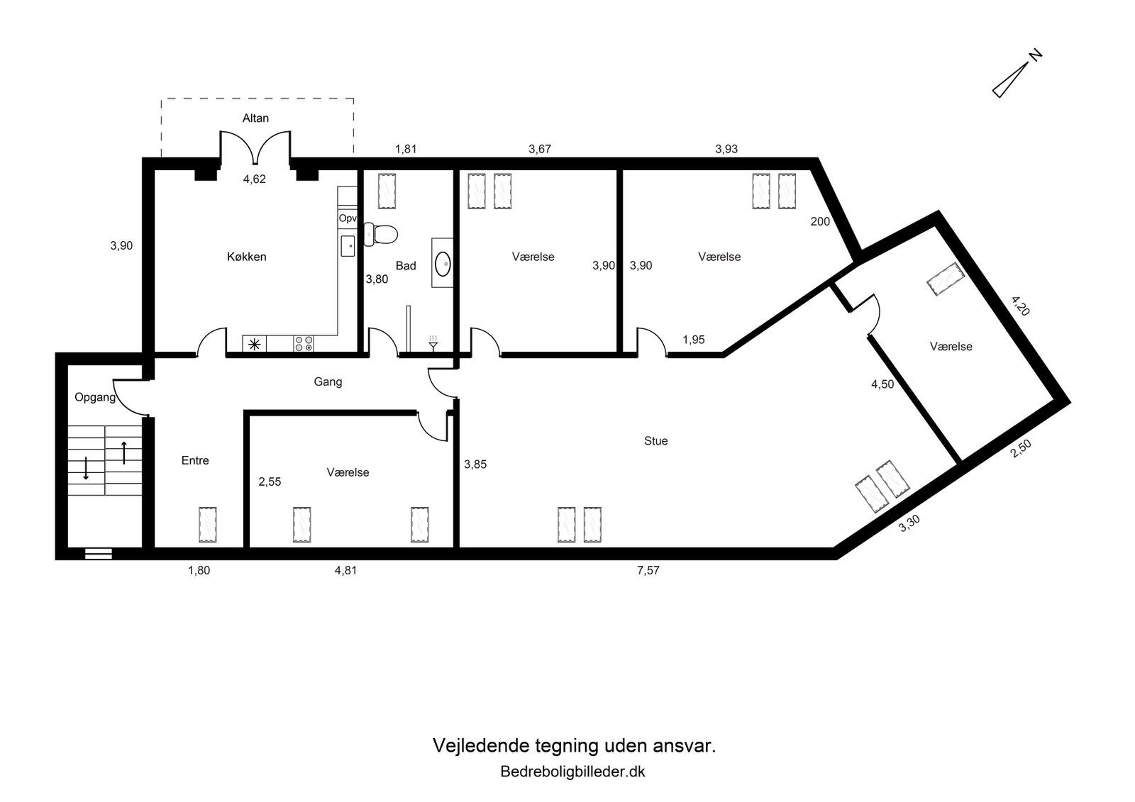 Lys 5-værelses taglejlighed på 130 m2 med altan, synlige bjælker og mulighed for parkering