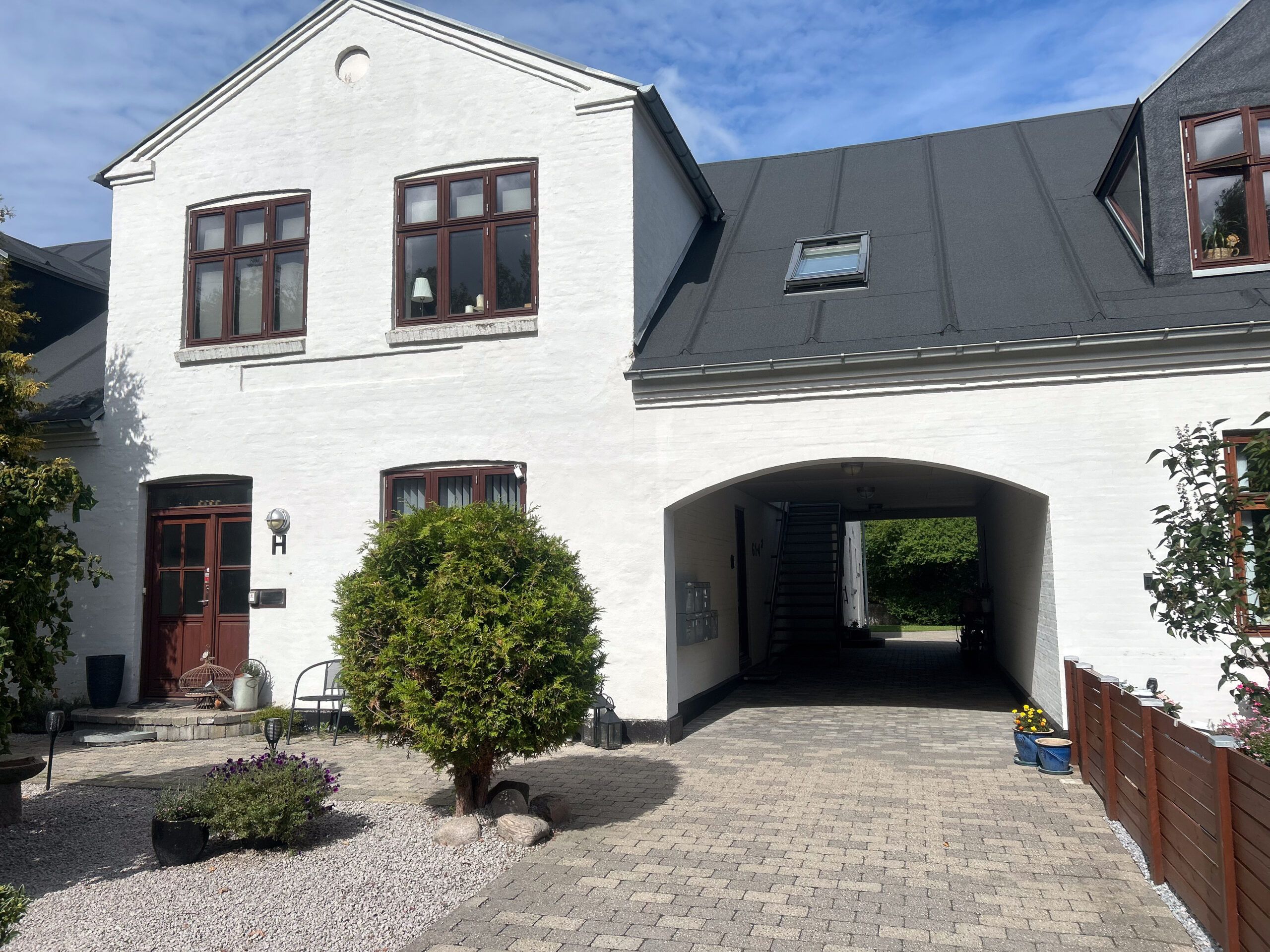 Indbydende lejlighed med fælles terrasse og altan