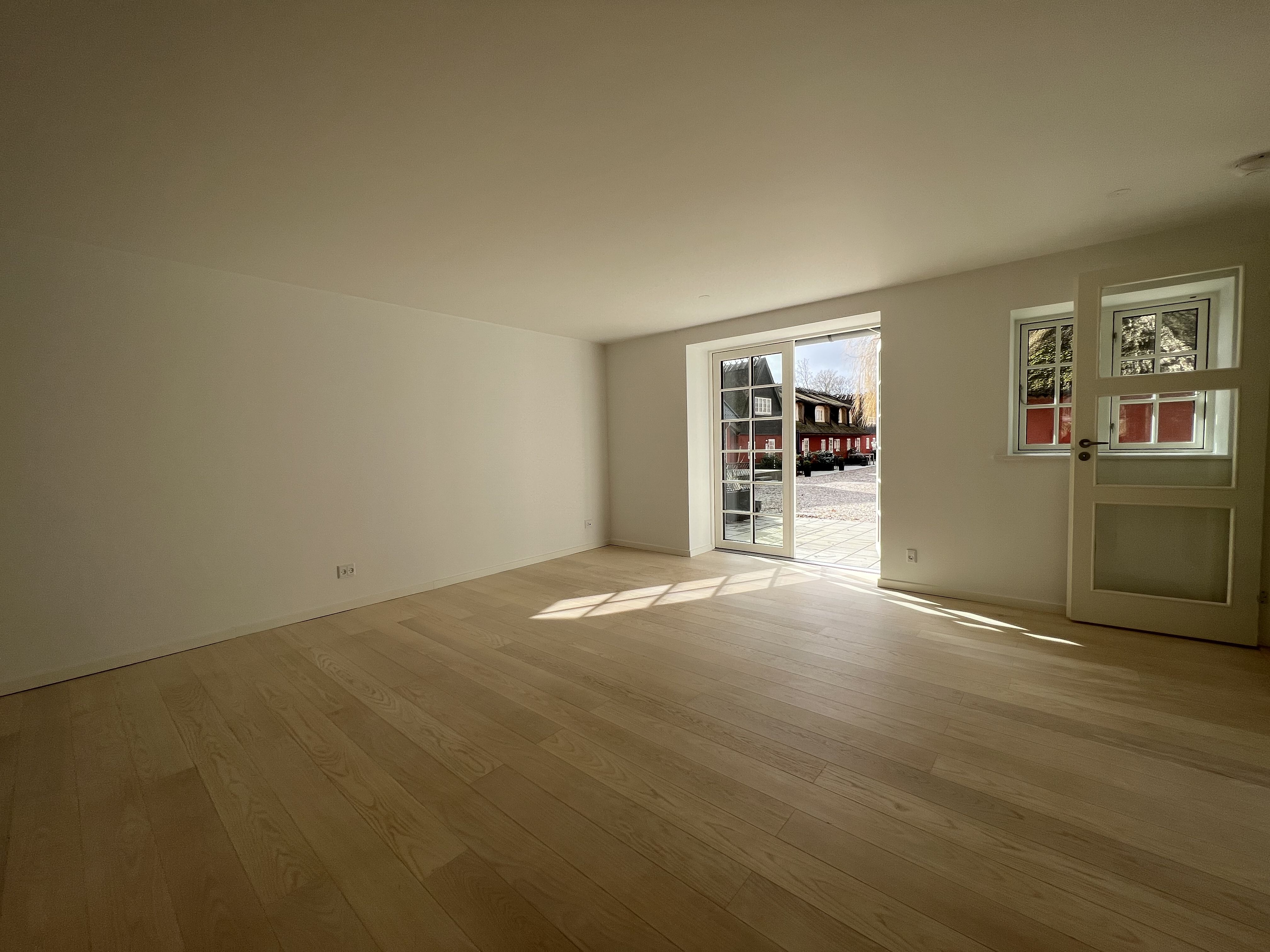 Indflytningsklar lejlighed i charmerende omgivelser. 1½ plan med terrasse og husdyrstilladelse. - Visning 3