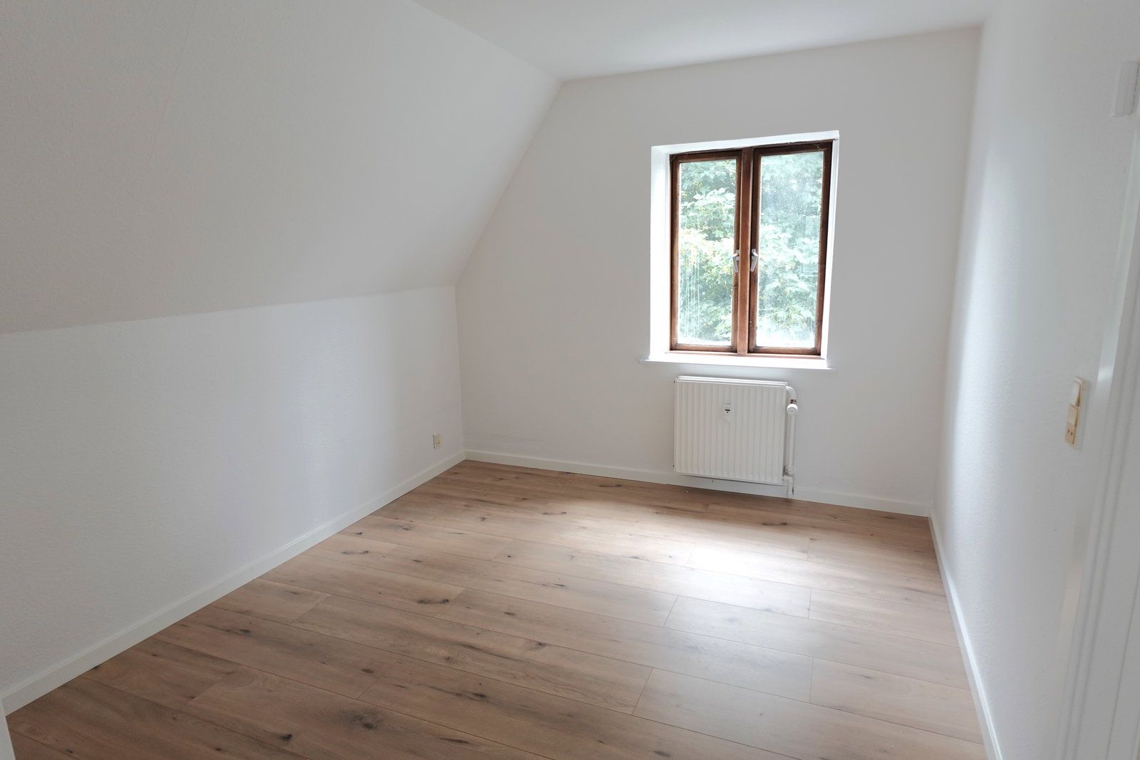 Nyrenoveret 2-værelses på 43 m2 med ovenlys og parkering ved ejendommen
