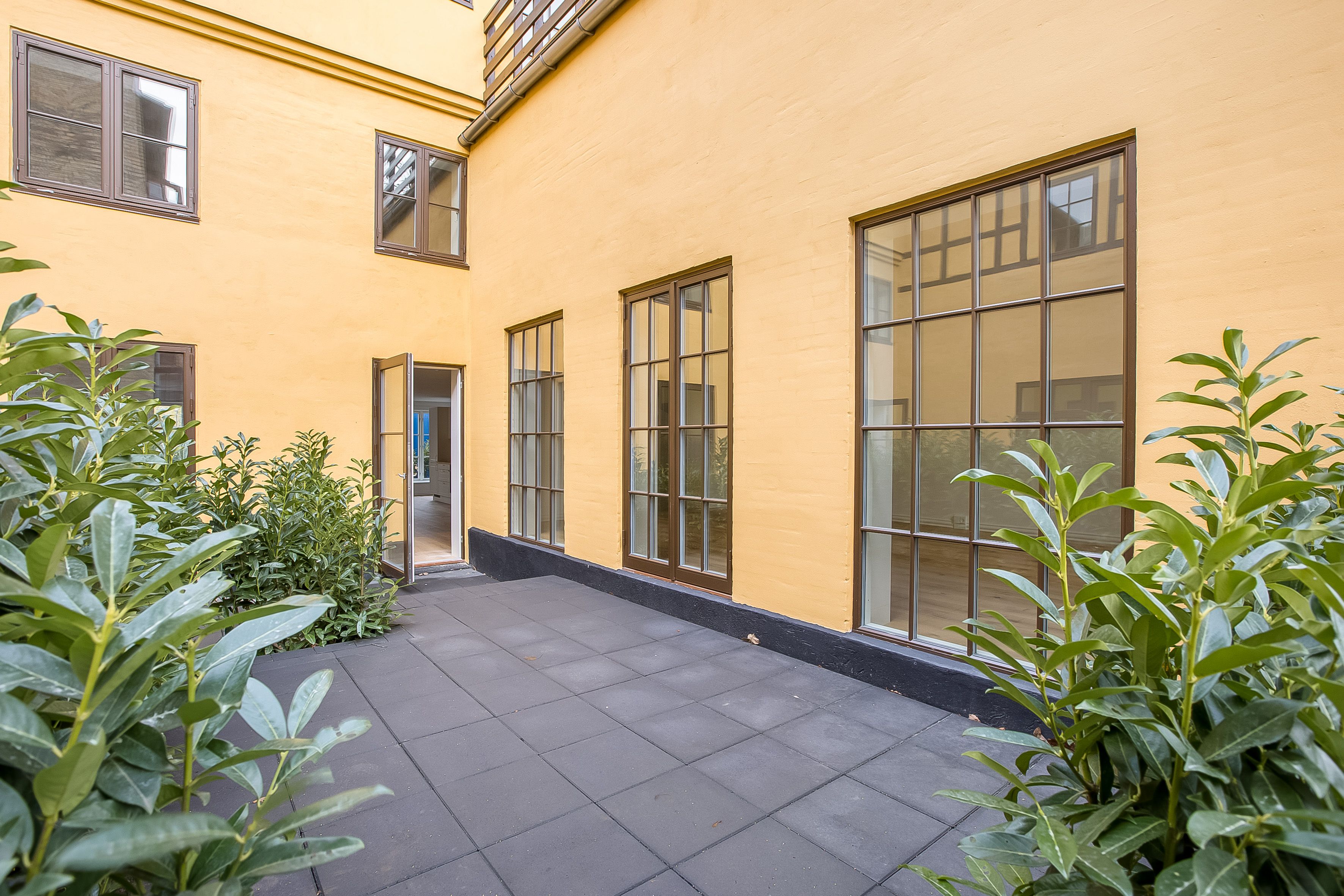 Super lækkert lejlighed i den total renoveret Postgården med ca. 8 m2 have