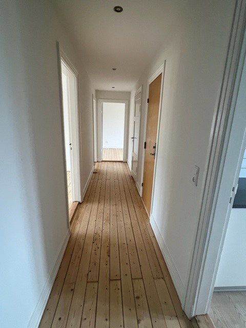 Lys og delevenlig 3-værelses på 100 m2 med stilrent køkken og vaskesøjle