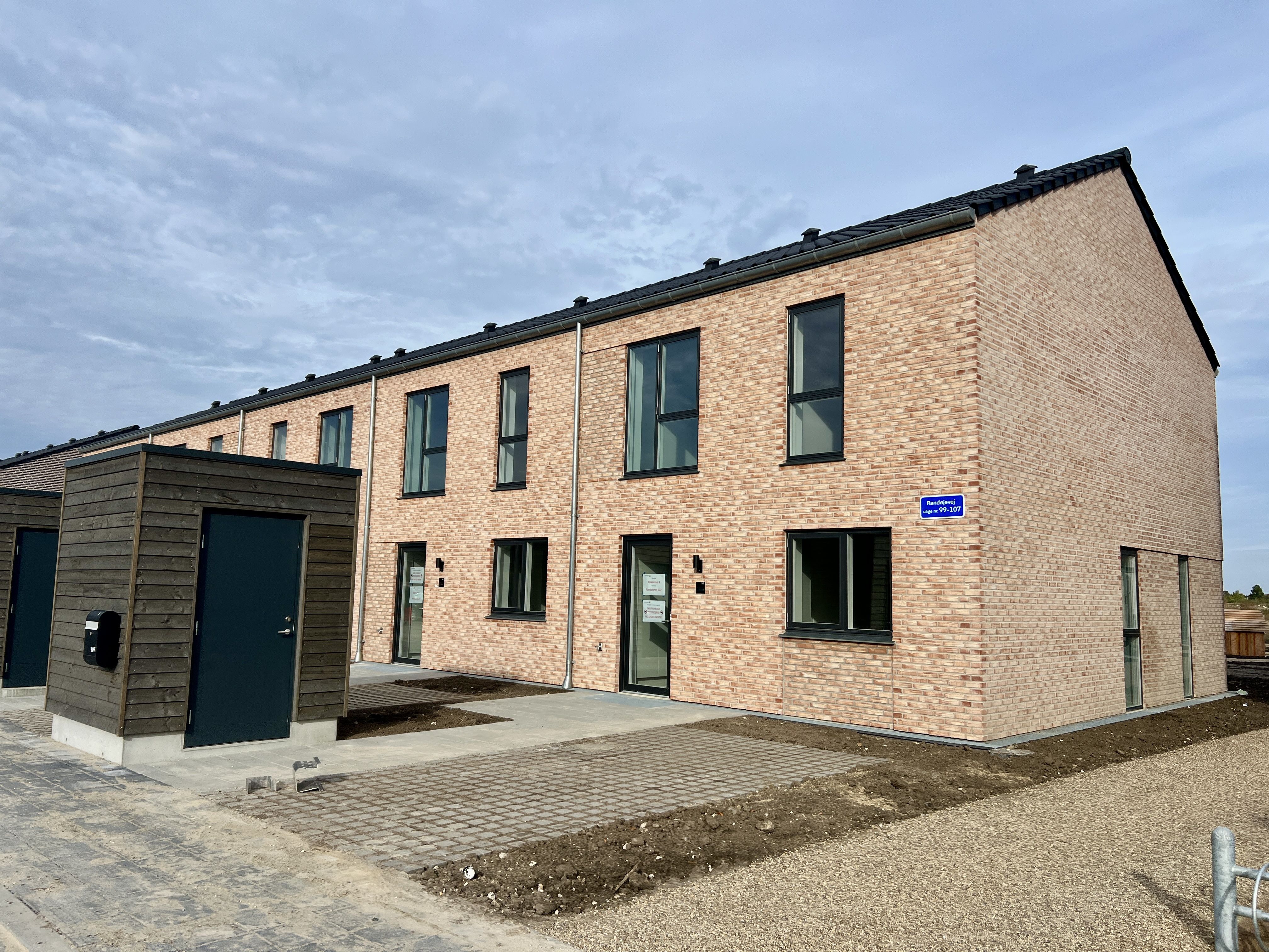 SPRITNYT RÆKKEHUS – TÆT PÅ NATUR – ATTRAKTIVE FÆLLESFACILITETER