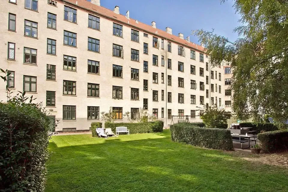 ✨ Bright, fully furnished, very spacious room (26 m2) suitable for a couple (or two friends or a single person), in a classical apartment in Frederiksberg 