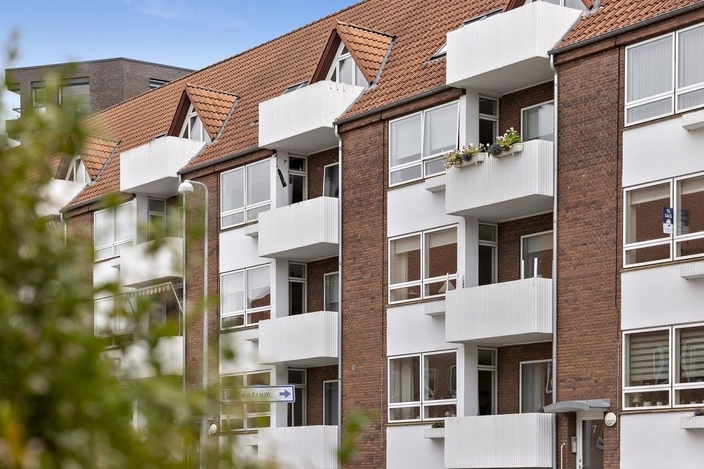 Bo centralt i Horsens – lys lejlighed med stor stue og vestvendt altan