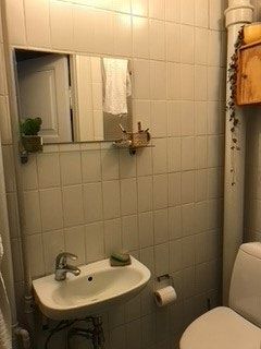 Flot, højloftet 2. værelses lejlighed lige ved Banegården med stuk og charme.