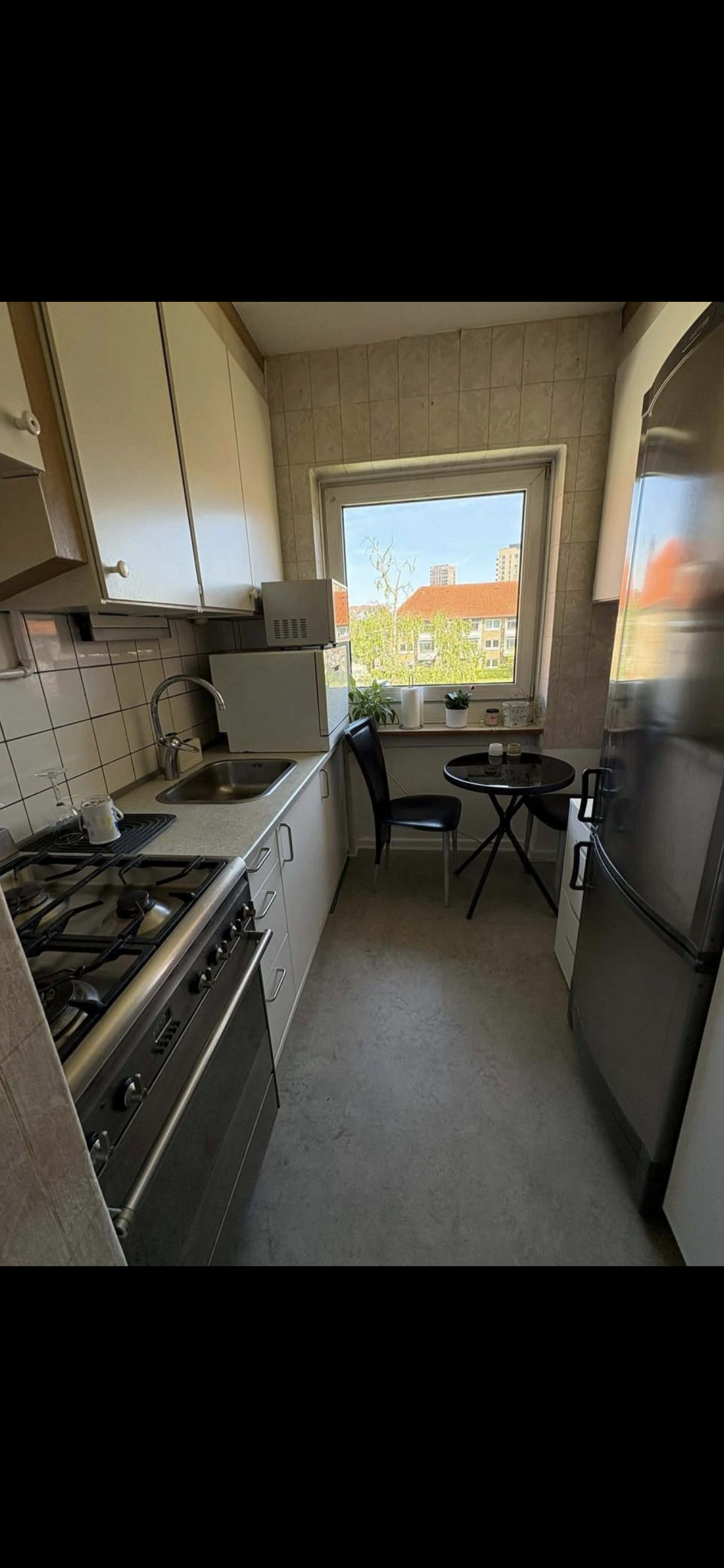 Et lille værelse med seng og kommode udlejes 