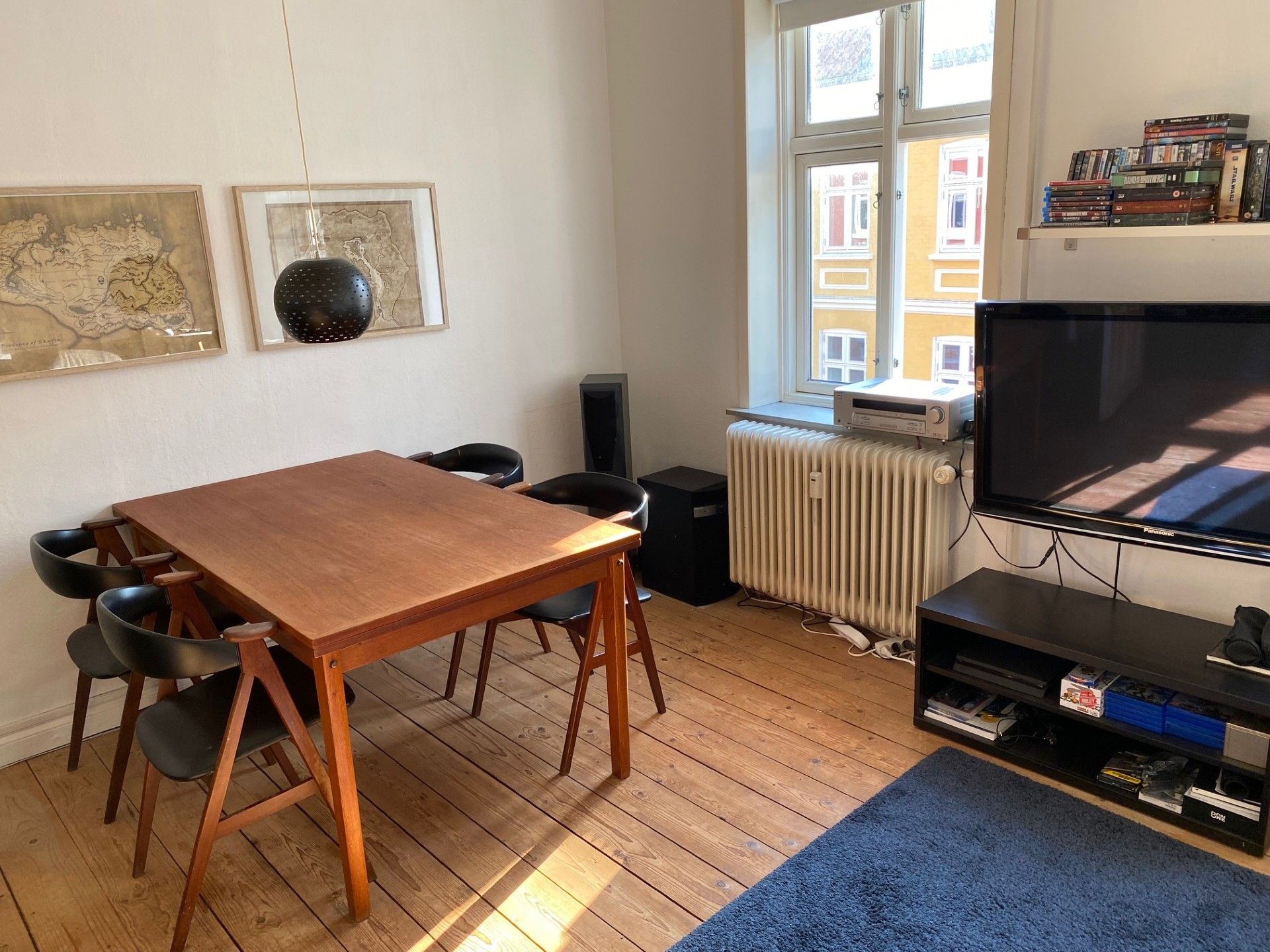 Centralt i rolig gade