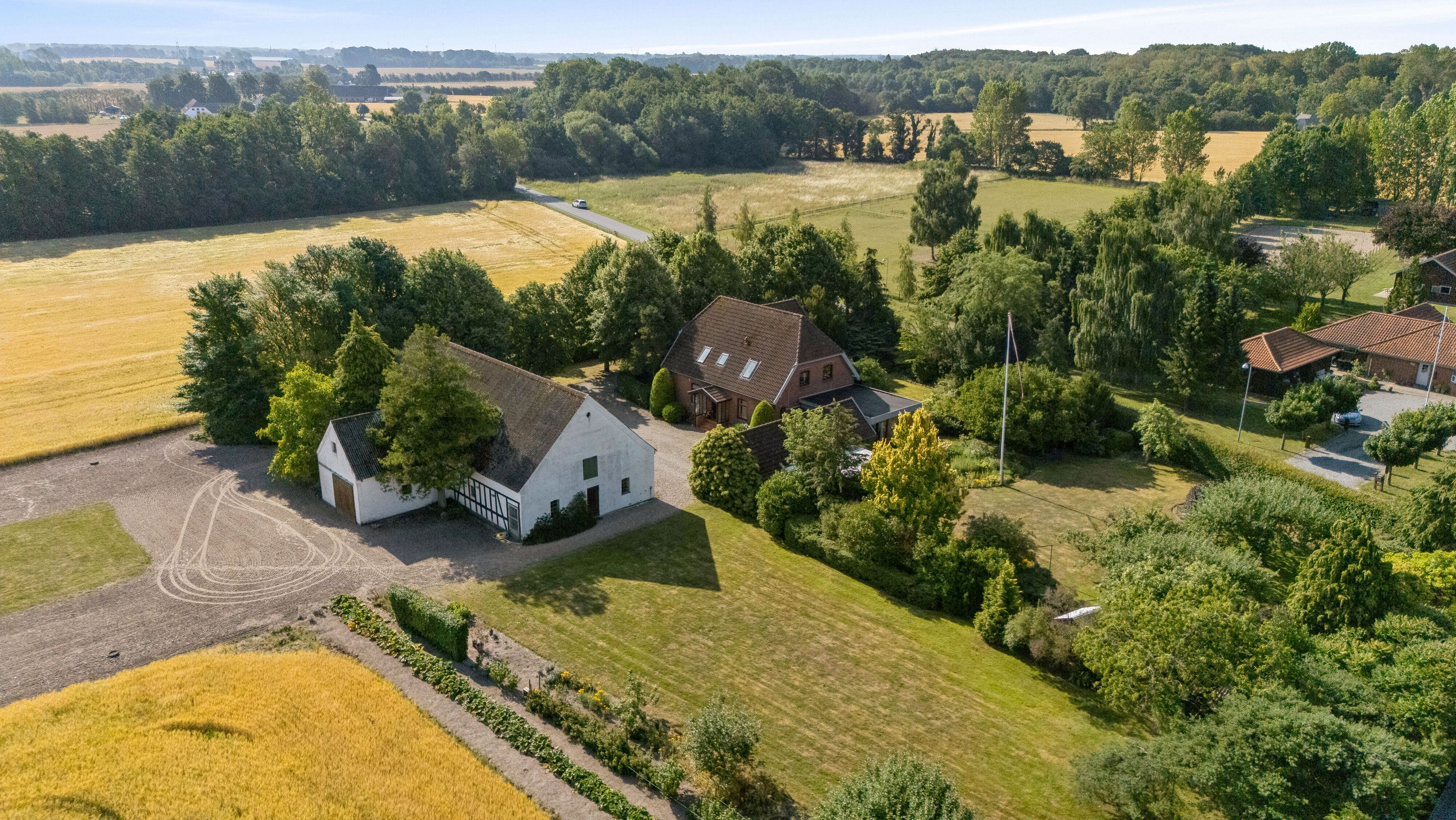 Rummelig bolig i to plan med have og garage