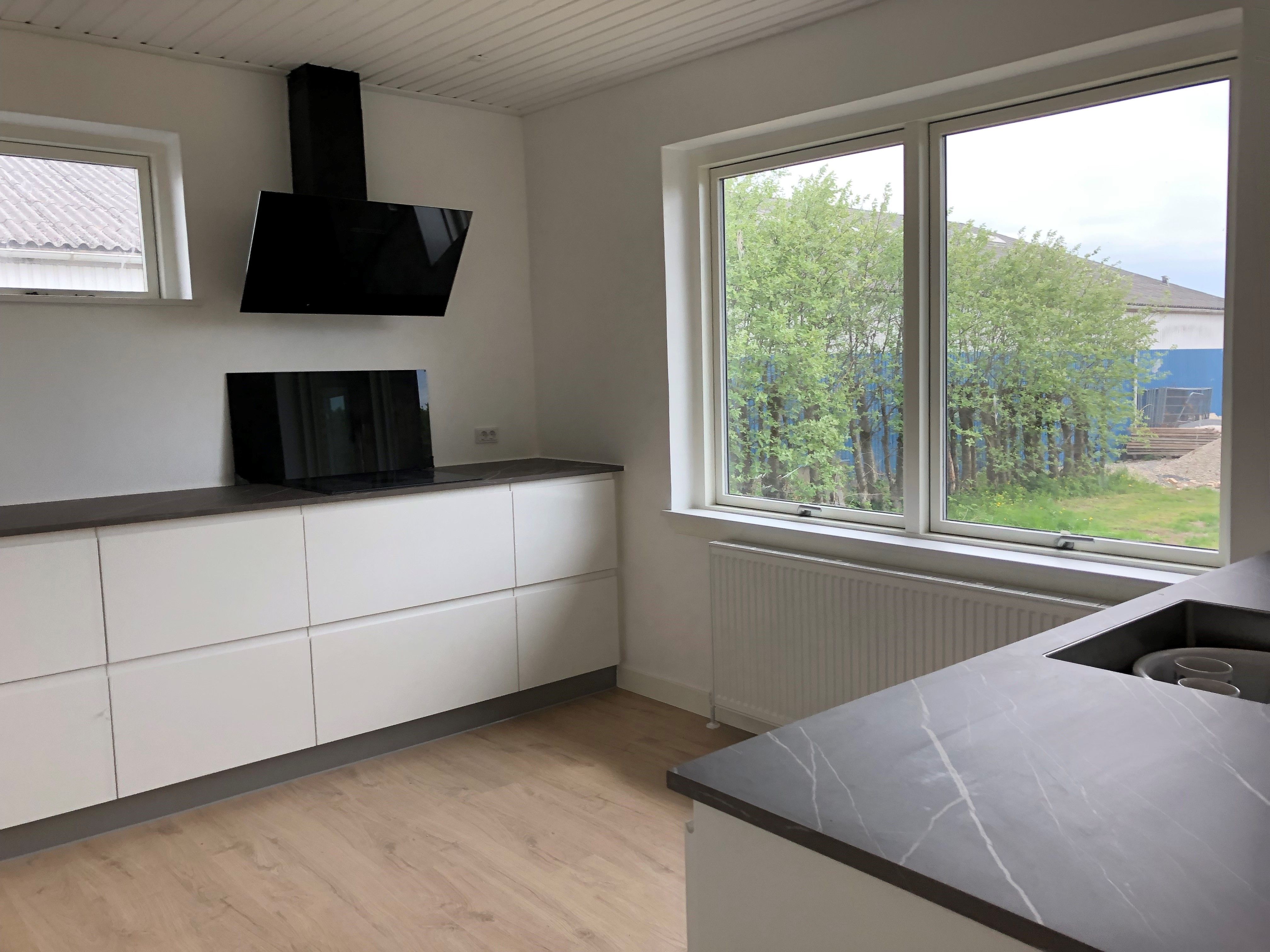 Hus med terrasse og have samt kælder 
