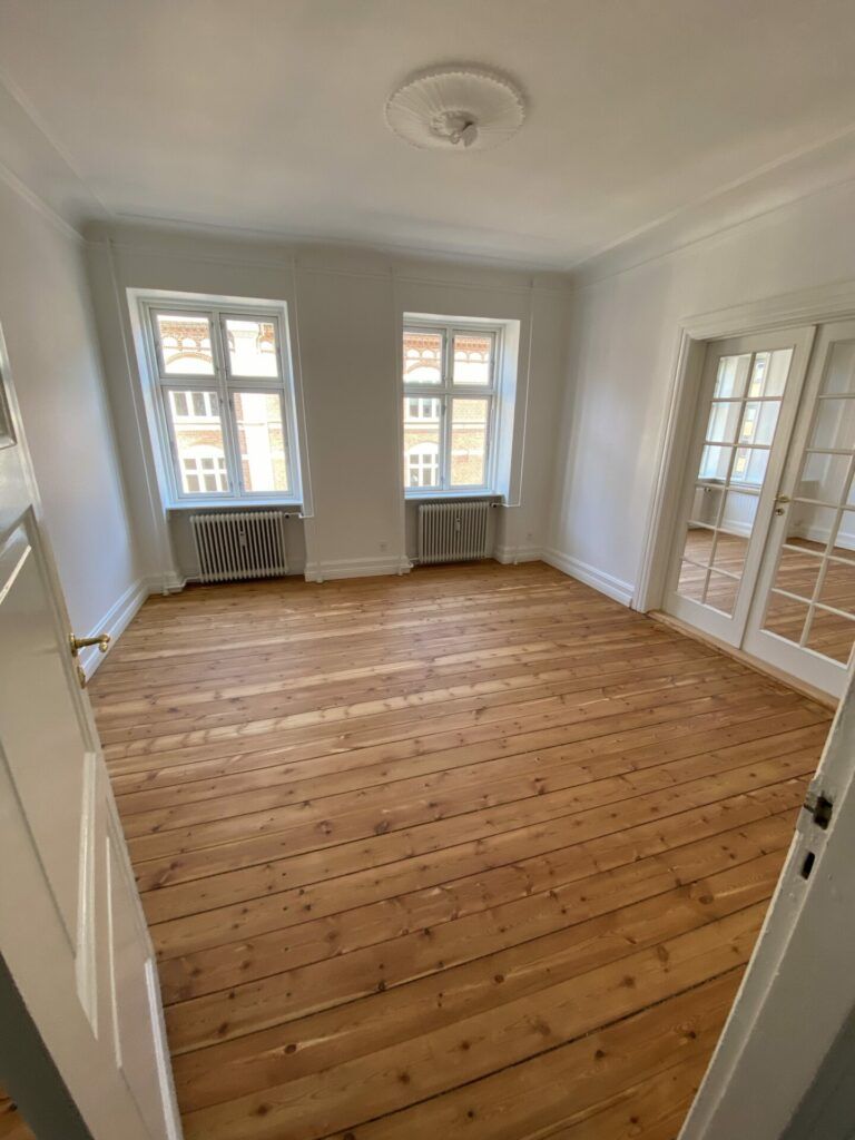 Lys og delevenlig 3-værelses på 89 m2 med fransk altan lige ved gågade og havnefront