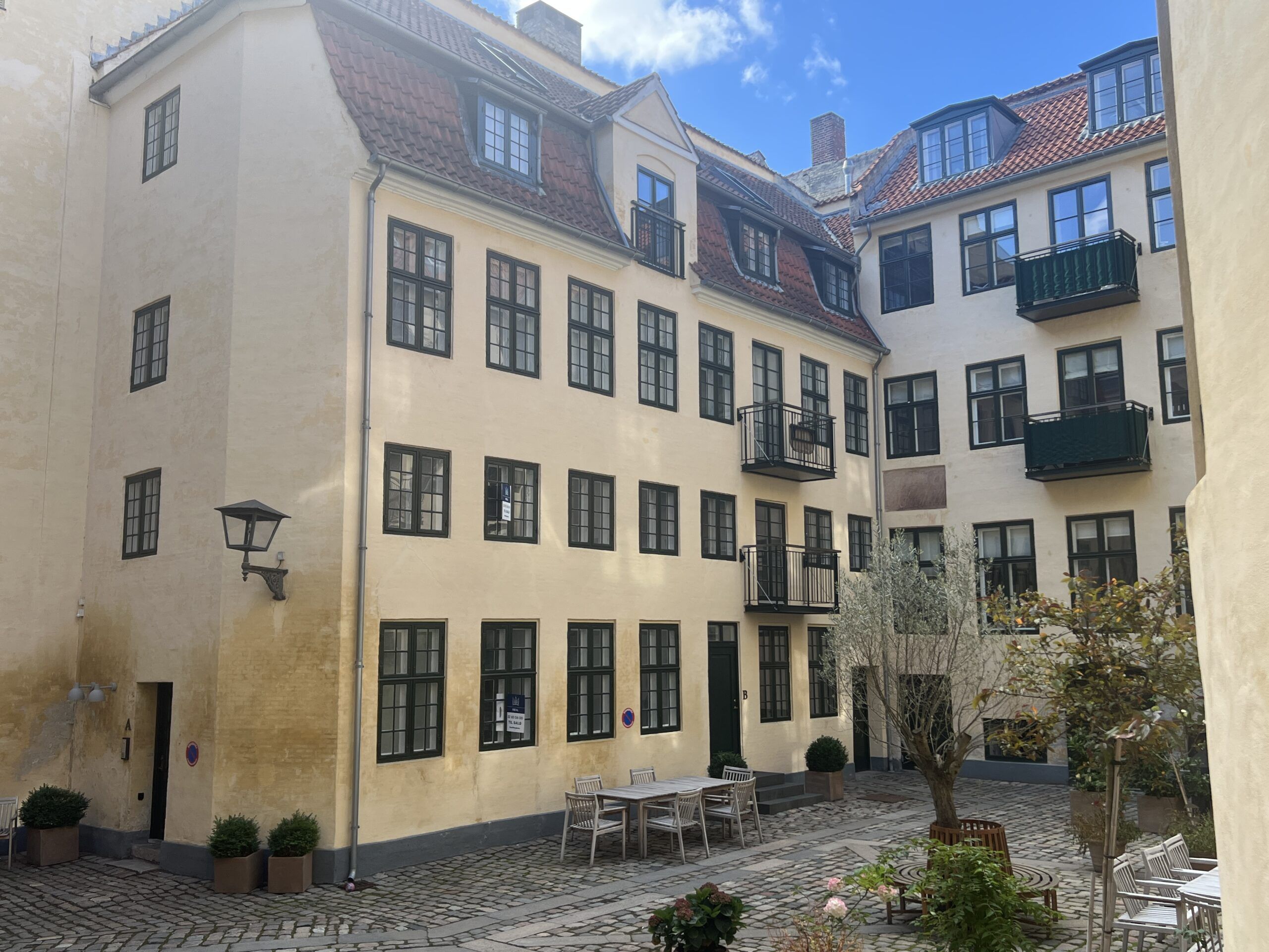 En fredelig oase midt i København K – charmerende bolig i to plan med egen indgang og altan
