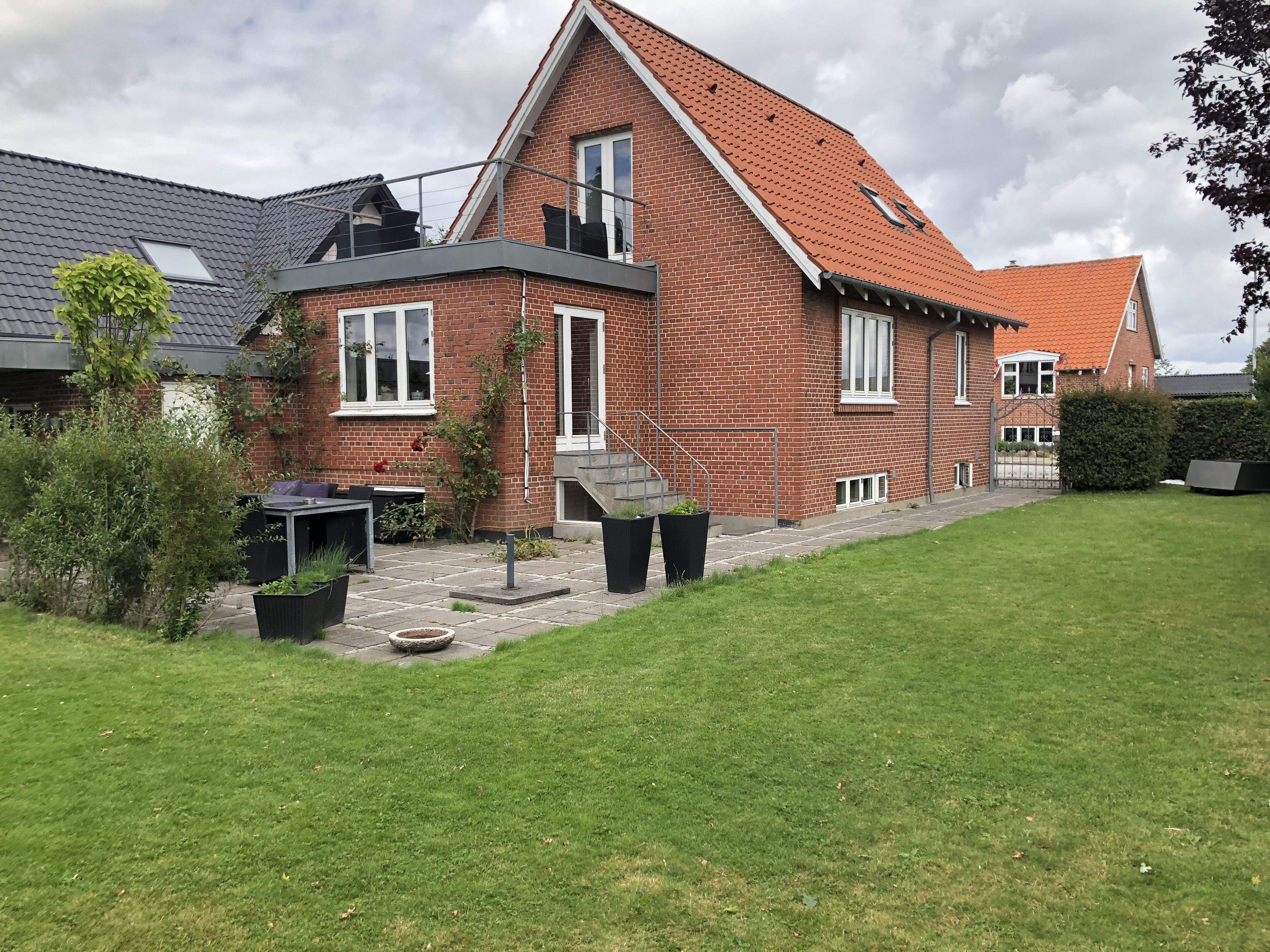 Charmerende Byhus i  3 plan udlejes