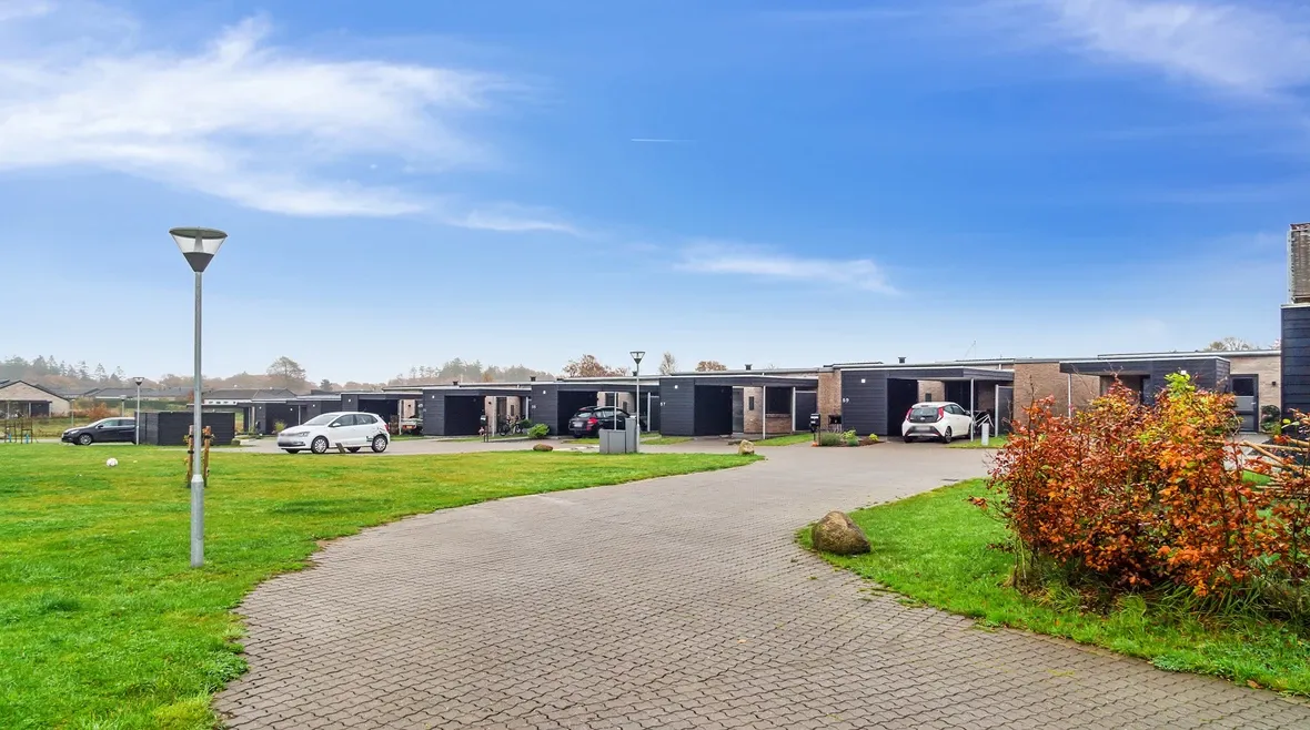 STORT RÆKKEHUS VED SILKEBORG 