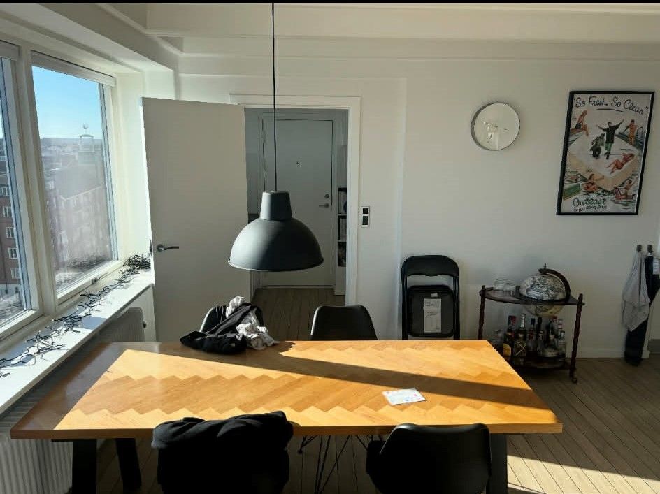Lys og velindrettet lejlighed på høj etage med fjordudsigt