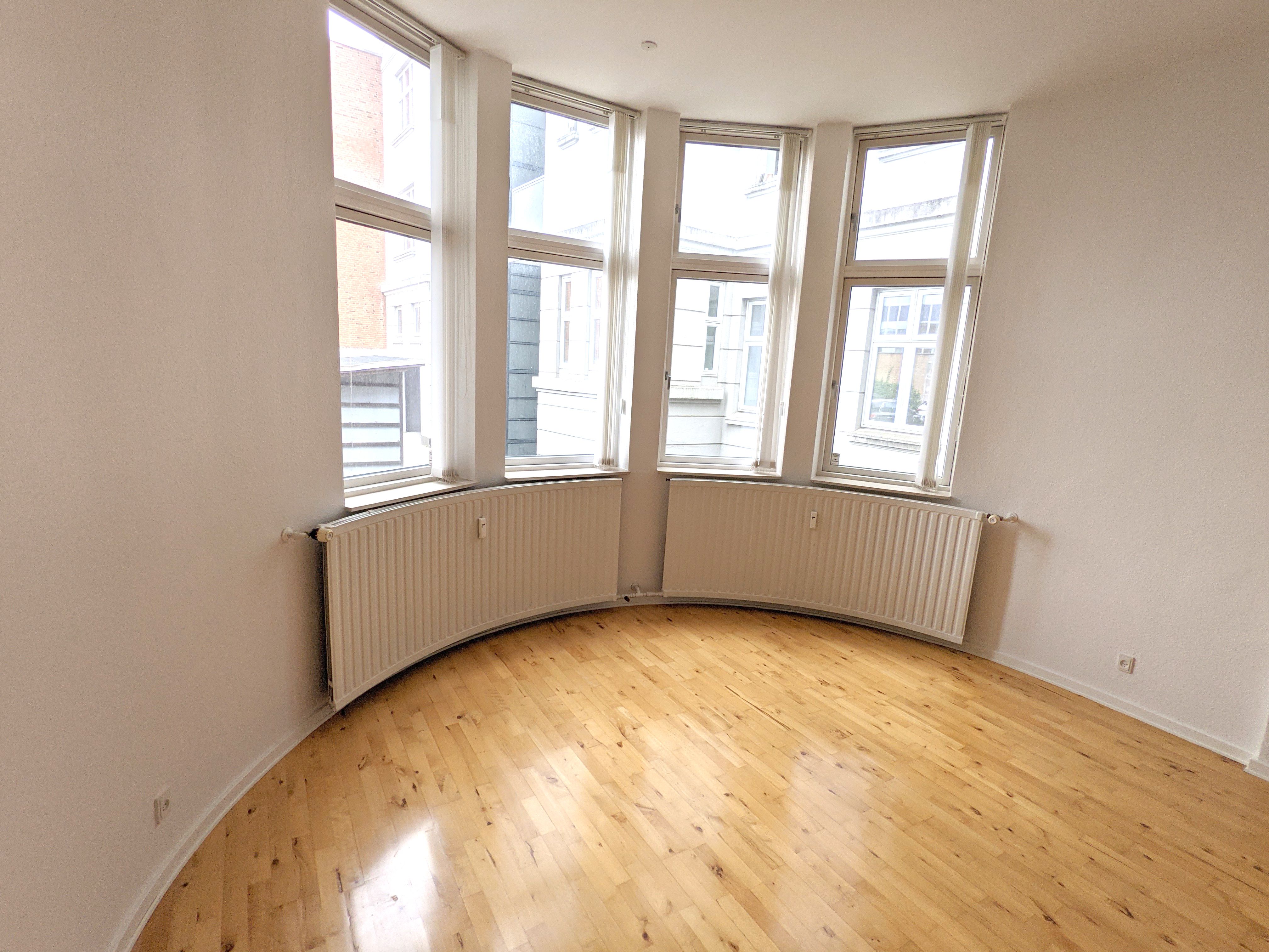 3,3 meter til loftet, 2 meter over niveau, væk fra vejen