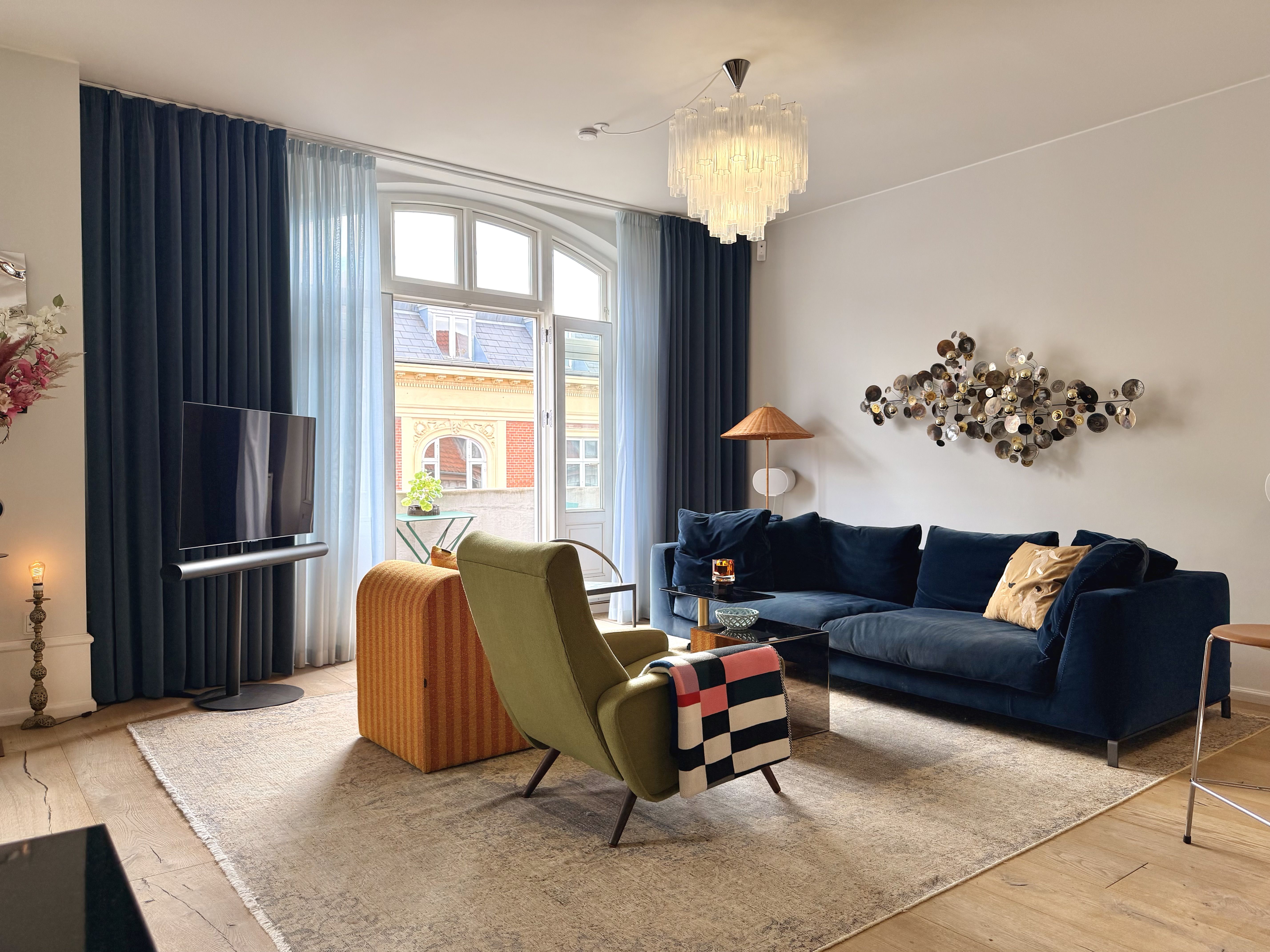 Stylish downtown apartment with iconic Marble Church view, two sunny outdoor spaces and metro on the doorstep