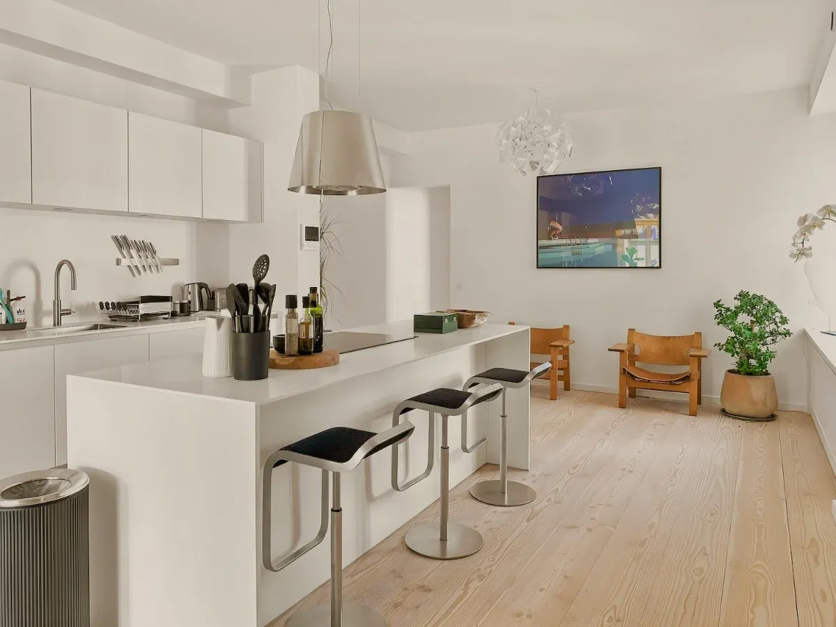 Midt i byen, helt stille: herskabslejlighed på 188 m² i Gammelholm