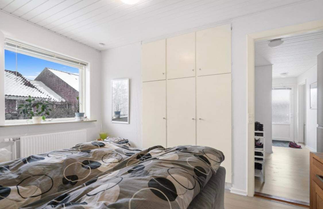 Pænt renoveret stilrent rækkehus i rolige omgivelser 