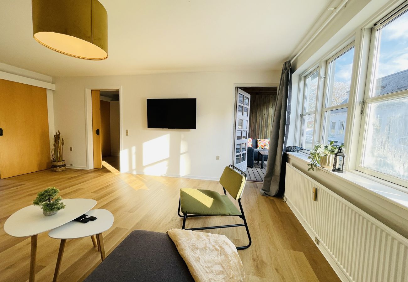 Lys 2-værelses i stueplan med terrasse – husdyr tilladt og seniorvenlig indretning