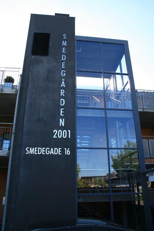 Afdelingen består af 14 boliger centralt beliggende i Herning lige ved busterminal, banegård, posthus, biograf og gågade.