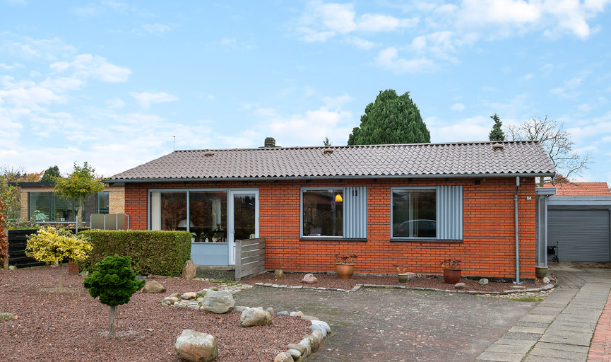 Indflytningsklar villa på 116 m² med stor garage, udestue og have med god beliggenhed