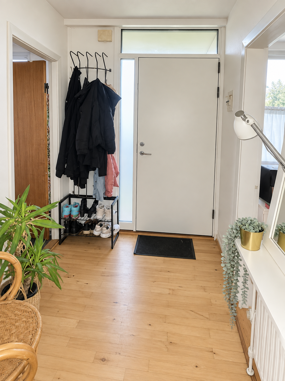 Lys og veldisponeret 2-værelses lejlighed på 58 m² med lukket altan i Dalum med parkering!