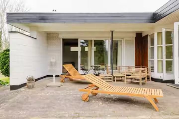 Fully furnished with own parking, big garden 
